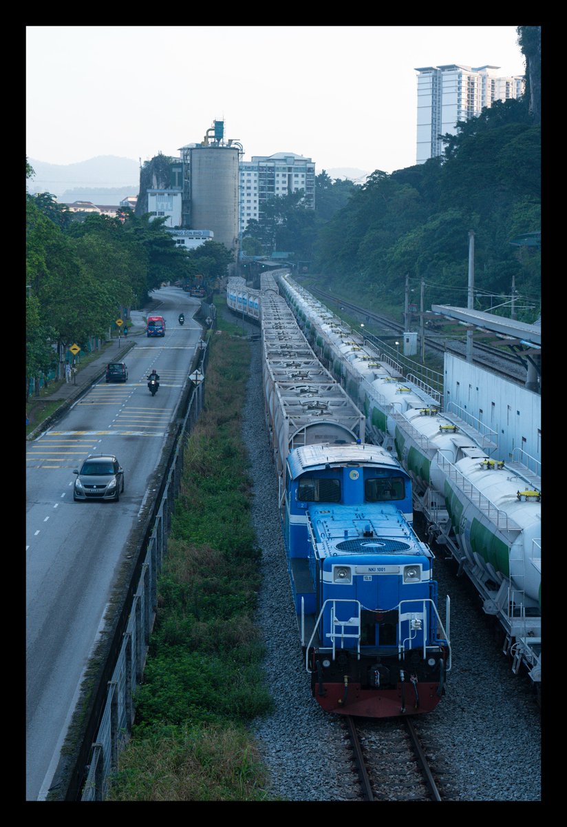 DC66110's tweet photo. 7/17
マレー鉄道 元JR西日本DD51 1106（米子）＋FC

マレーシア南部（JB地区等）で工事用に使用されていた同機ですが、終了によりKLに異動し、先月頃からセメント会社の私有入れ替え機として再スタート。
JRでの廃車から25年以上が経過するのに、良い状態で稼働していることに驚きました。 https://t.co/NLI9IvzEM2