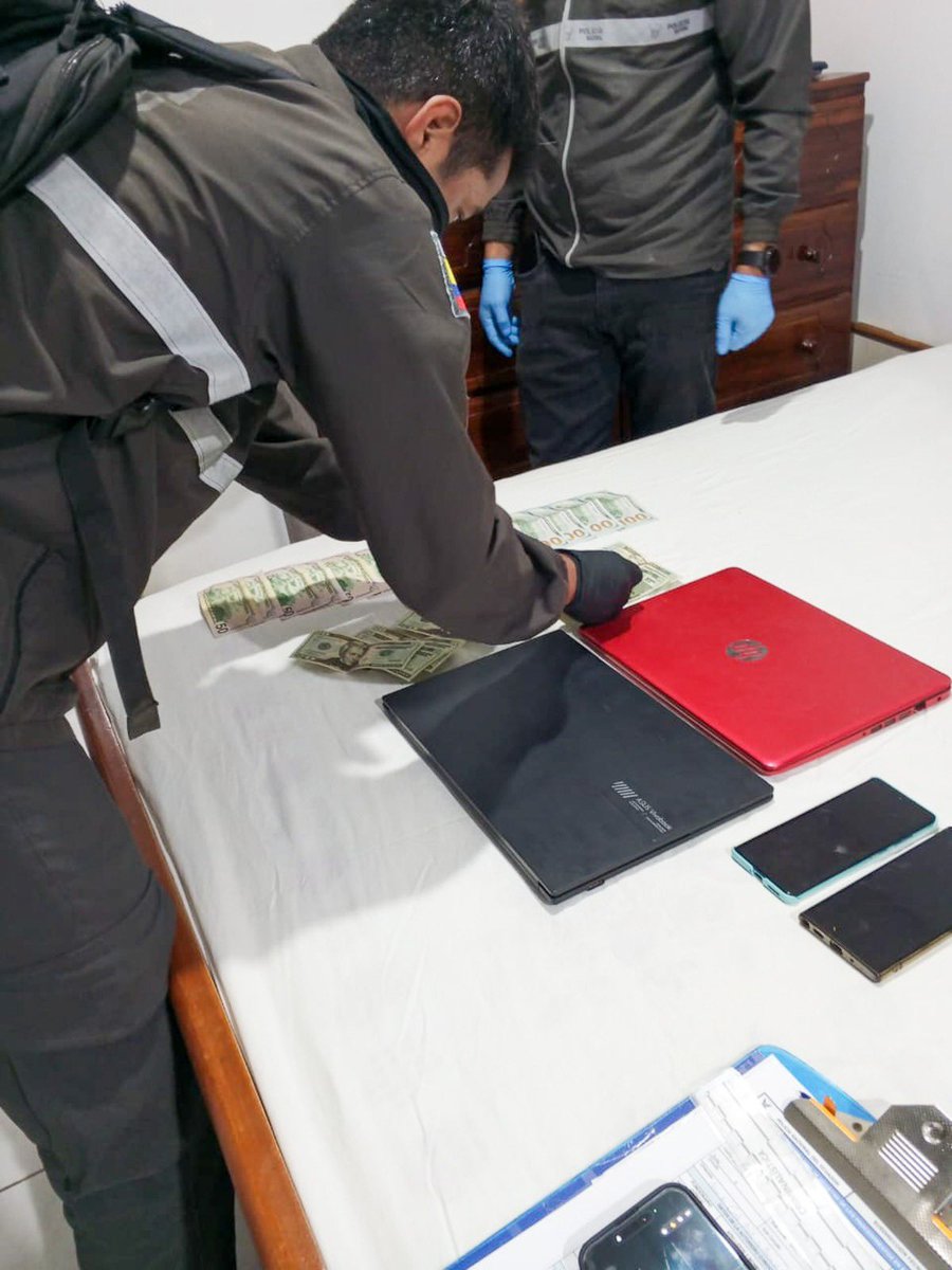 FiscaliaEcuador's tweet photo. #ATENCIÓN | #SantaElena: esta madrugada, #FiscalíaEc y @PoliciaEcuador ejecutaron un operativo en #LaLibertad por presunta #DelincuenciaOrganizada. En 5 allanamientos fueron detenidos, con fines investigativos, un funcionario de Fiscalía, un abogado y una mujer que habría colaborado con ellos.