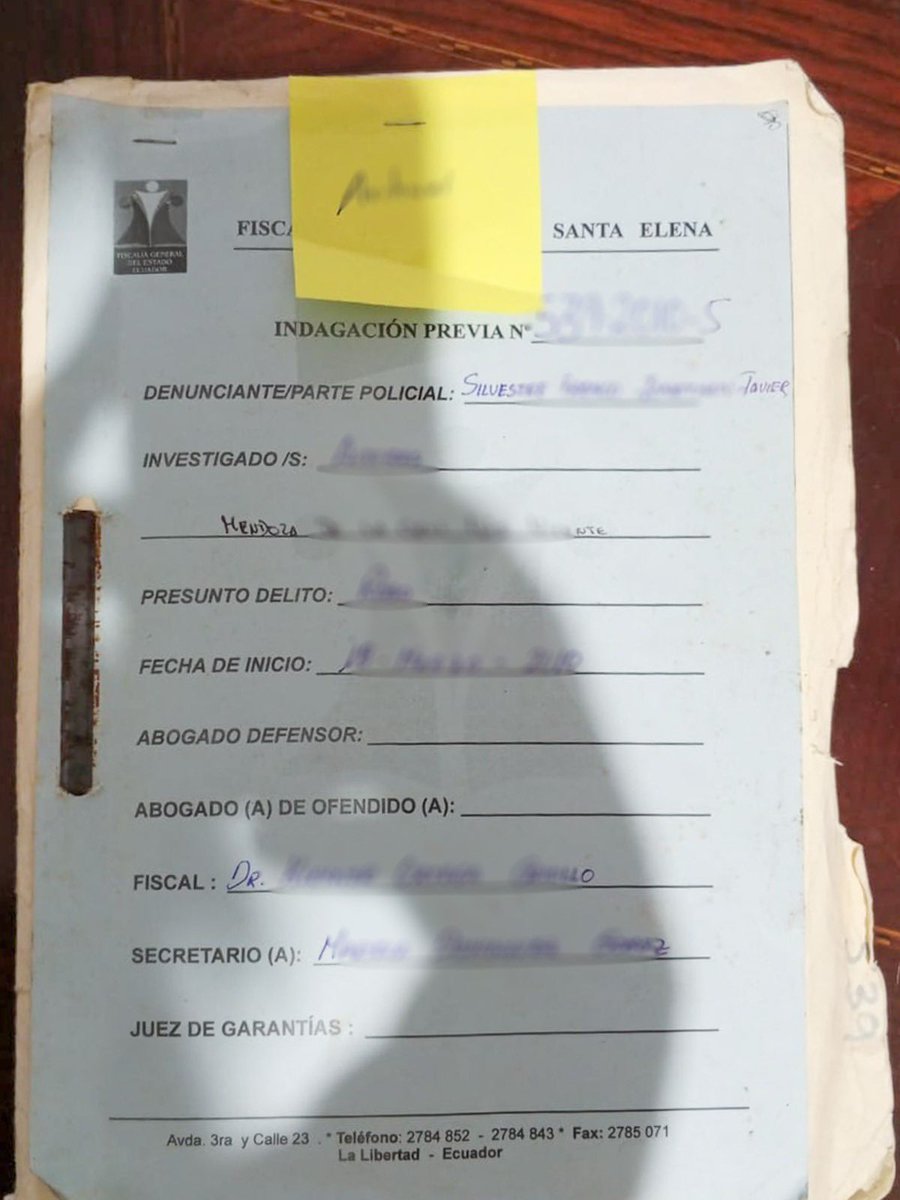 FiscaliaEcuador's tweet photo. #ATENCIÓN | #SantaElena: esta madrugada, #FiscalíaEc y @PoliciaEcuador ejecutaron un operativo en #LaLibertad por presunta #DelincuenciaOrganizada. En 5 allanamientos fueron detenidos, con fines investigativos, un funcionario de Fiscalía, un abogado y una mujer que habría colaborado con ellos.