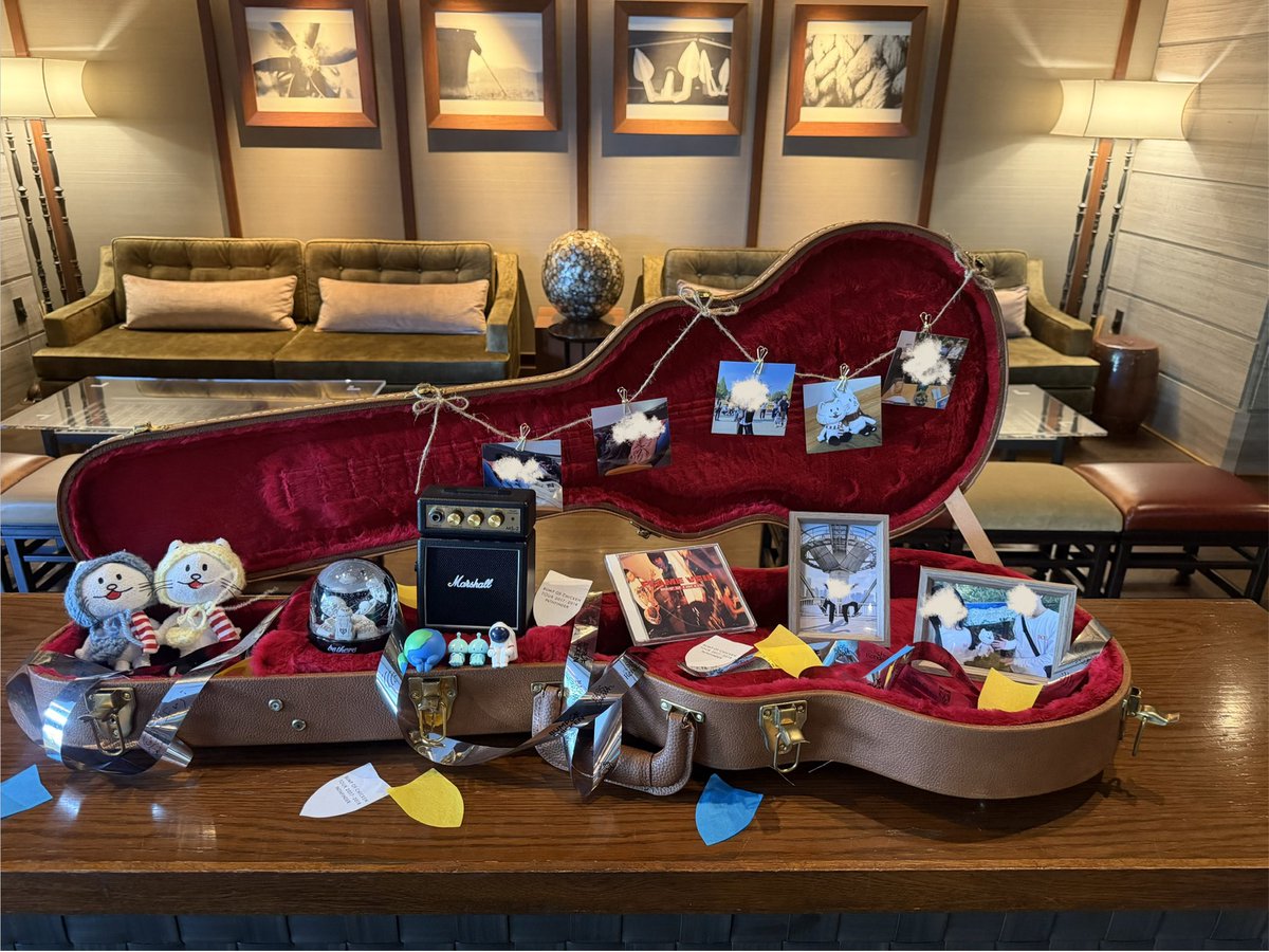 bocy_n's tweet photo. 結婚式はとにかくBUMPまみれに！

ウェルカムスペース
ギターケースやニコルを飾りました
銀テとコンフェッティでライブ感アゲ

ウェルカムボード
式1週間前に夫が思いついて即作成😂
フォトスポットみたいにしたくてタオルを置きました

衣装色当てクイズ
色ごとにニコルと王様のストラップを作成🙌 https://t.co/3pLOESC86V