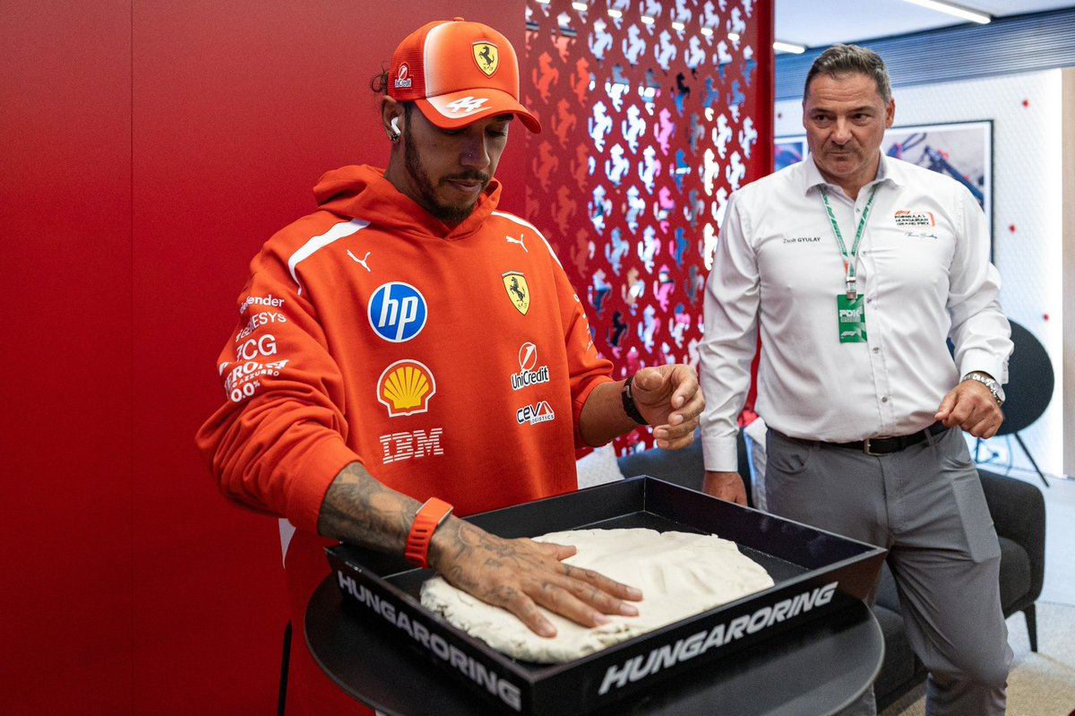 LH44NEWS's tweet photo. Em comemoração aos 40 anos do Hungaroring, o circuito nomeou uma de suas curvas como “Hamilton”, em homenagem ao heptacampeão mundial e em reconhecimento à sua trajetória na pista. ❤️ https://t.co/i7q7iEVM8t