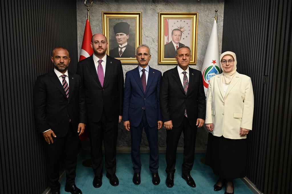 a_uraloglu's tweet photo. 📌 Yalova Valiliğimizi ziyaret ederek hizmete açtığımız Yalova-Armutlu Yolumuzun şehrimize sağlayacağı katkıları Valimiz Sayın @ahusta07 ile değerlendirdik.

Asırlardır dertlere derman olan şifalı şehir Yalova'mızı, ulaştırma yatırımlarımızla Türkiye Yüzyılı'nın güçlü şehirlerinden biri haline getirmeyi sürdürüyoruz. ✨

📍Yalova Valiliği

#TürkiyeHızlanıyor 🇹🇷
