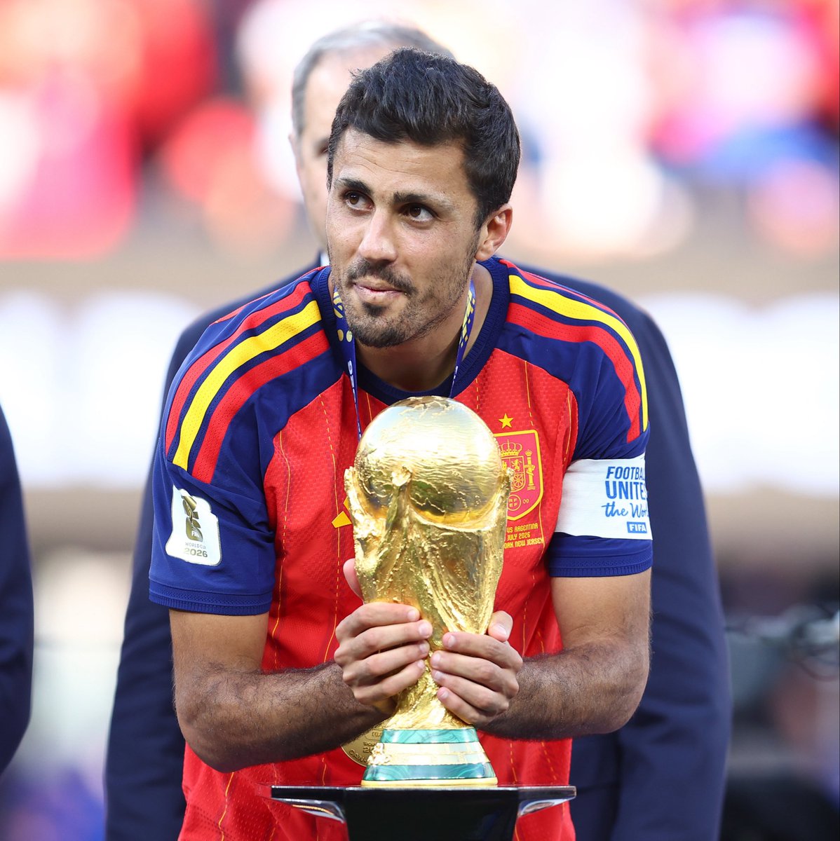 ActuFoot_'s tweet photo. 🚨 ENZO MARESCA 🇮🇹 S’EXPRIME SUR LES RUMEURS LIANT RODRI 🇪🇸 AU REAL MADRID. 🤍👇

« AUTOUR DES GRANDS JOUEURS, IL Y A TOUJOURS DES SPÉCULATIONS. Je ne m'inquiète pas de cela. C'est normal. 

L’ESPAGNE 🇪🇸 A REMPORTÉ LA COUPE DU MONDE, ET IL ÉTAIT LE MEILLEUR JOUEUR. 🏆

Tout entraîneur veut avoir Rodri 🇪🇸 parce qu'il est un joueur de premier plan. 

Mais maintenant, il doit se faire opérer, je pense lundi, et ensuite il a besoin de vacances, de repos et de récupération.

ENSUITE, IL SERA DE RETOUR ICI AVEC NOUS. »

🎙️ conf. de presse