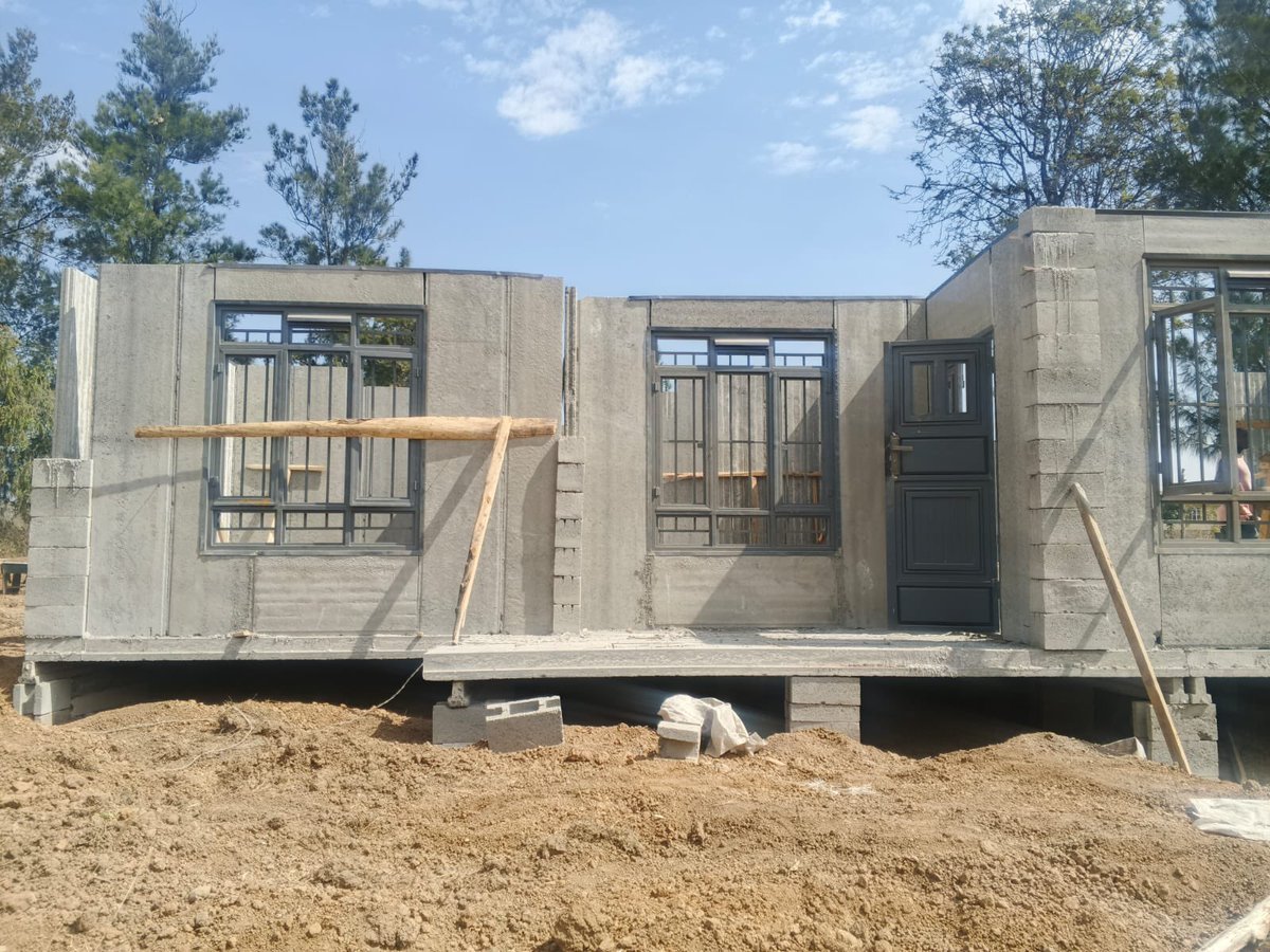 akibaru's tweet photo. Nanyuki: 

Have you ever heard the locals in Nanyuki shout:

“Njoroge! Toka uone ka kanyumba ka mera!” 😁( is this housing growing like a plant 🪴) 

That’s what they now call our precast homes because they seem to grow overnight.

This 122 sqm, 3-bedroom, 2-bathroom home reached this stage in just 7 days.

All that’s remaining is the roof covering. Once that’s done, the house becomes weatherproof and burglar-proof, ready for interior finishes.

✅ No plastering.
✅ Factory-smooth wall panels.
✅ Just skim, paint, tile, install cabinets, and move in.

This is the power of factory-manufactured housing—faster construction, predictable costs, better quality control, and less dependence on lengthy on-site masonry work.

For many Kenyans in the diaspora, it’s also peace of mind. Your home is manufactured in a controlled factory environment and assembled on-site in days, making it easier to monitor progress and reducing the risks that often come with long construction projects.

Ka Kanyumba Ka Mera isn’t just a nickname anymore—it’s proof that the future of building has arrived.

Price remains Sh 15,000/- per sqm for a precast shell . 

📞 Engage Floor Decor Kenya
☎️ 0722 679 830
