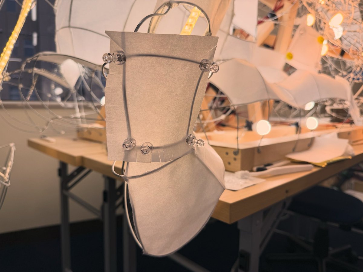FutureG2019's tweet photo. 【🏮やぶさめ×ねぶた制作レポート🏮】

紙貼り。

繊細で奥深い作業です。

#スポーツ流鏑馬
#ねぶた 
#学生団体 https://t.co/qyiohbs6q6