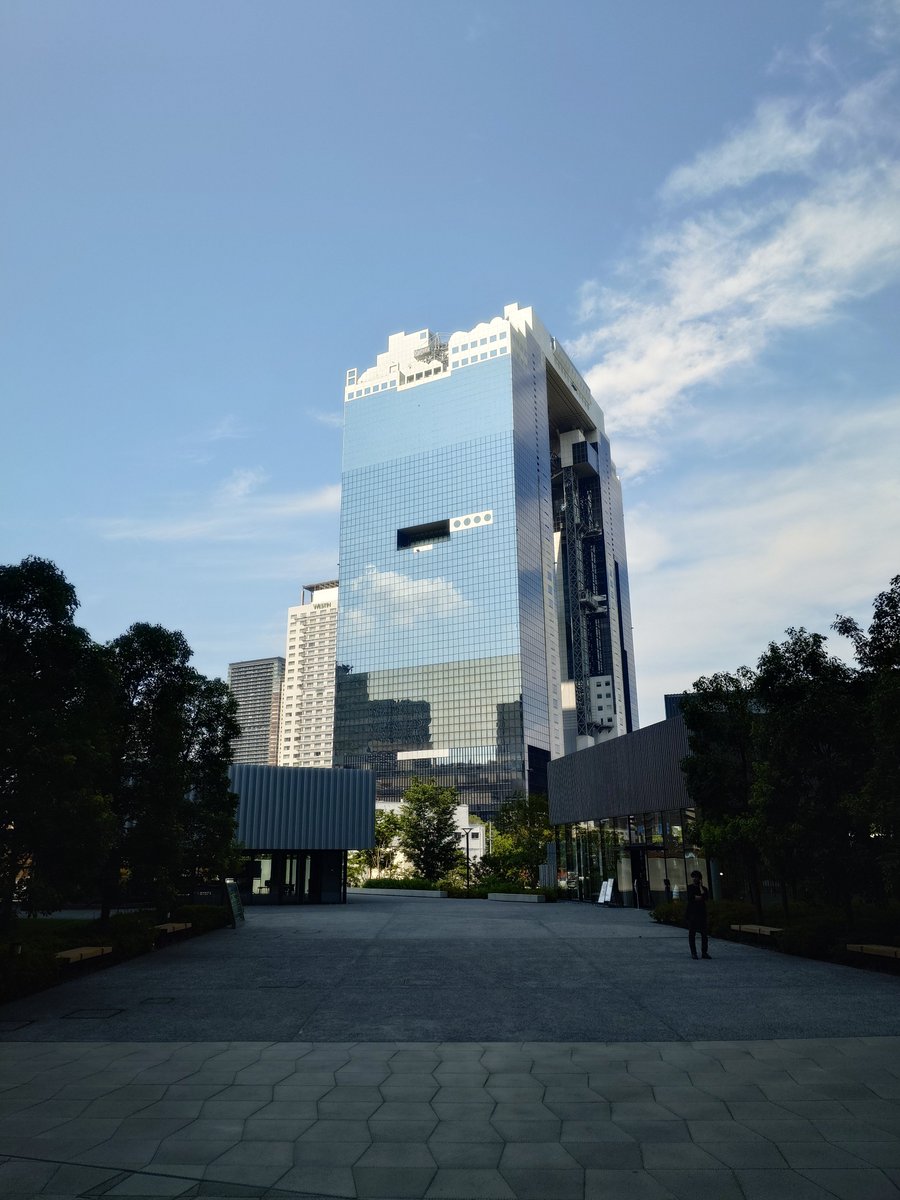TerryLin0613's tweet photo. 大阪行Day5
早上睡得比較晚，用完餐之後就準備要搭飛機回台灣啦！大阪梅田區感覺很不錯，很多地方都有綠化而且很漂亮，大阪關西機場出境後的商店超多的甚至環球影城也有商店，在這邊補買伴手禮很方便！ https://t.co/GLFebaf6Sg