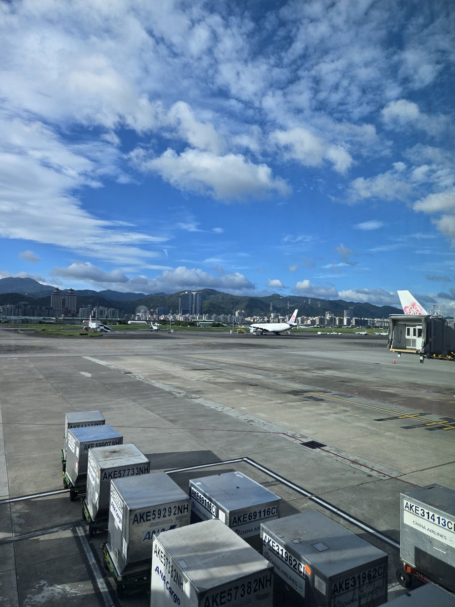 LSHKS1102's tweet photo. 弾丸台湾出張、いってきた🥱
#台湾 #出張 #弾丸 https://t.co/BNLadVg3OO