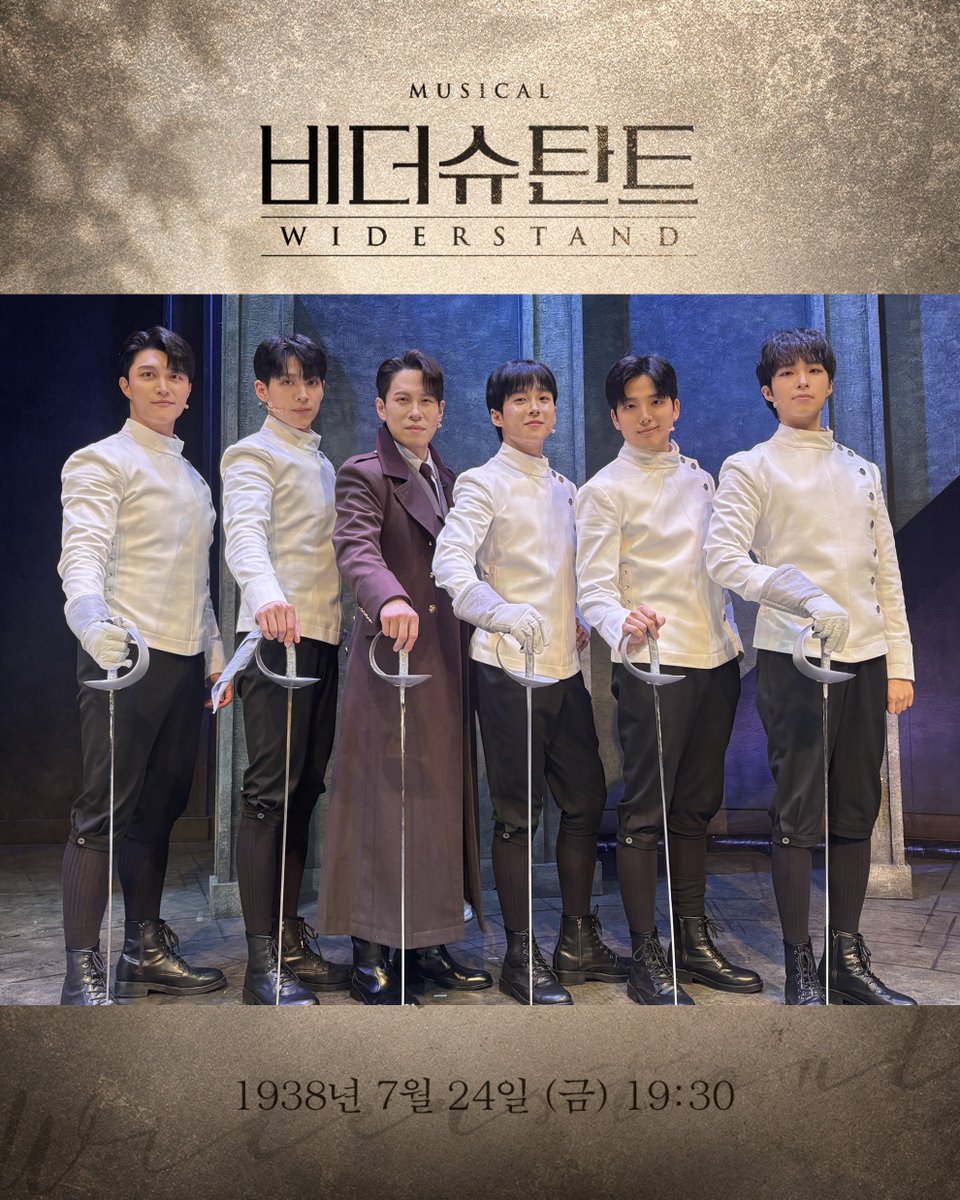 Librarytheatre_'s tweet photo. [#비더슈탄트]

⚔️첫공 페어 사진 공개

오늘은 아이드 스포츠 학교 제3회 입학식이 있었습니다!
뜨거운 햇살 속 2반과 함께해주신 입학생분들께 감사드립니다. Attention, salut 🤺

매그너스 볼커 #한상훈
아벨 루터 #이한솔
프레드릭 칼 #김방언
하겐 악스만 #김지웅
재스퍼 뮬러 #최기정
라인하르트 클레어 #이형훈

-
𝟐𝟎𝟐𝟔.𝟎𝟕.𝟐𝟑 - 𝟐𝟎𝟐𝟔.𝟏𝟎.𝟏𝟏
뮤지컬 <비더슈탄트>
링크아트센터드림 드림1관