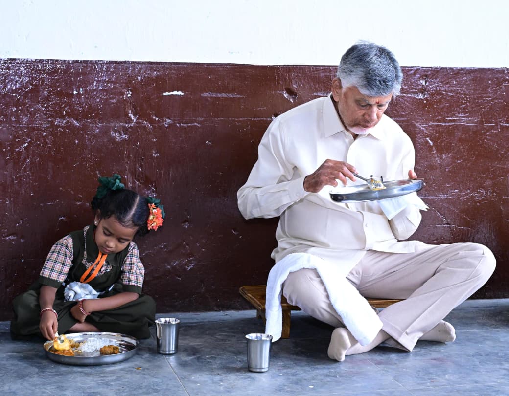 cbnbetterfuture's tweet photo. పోలవరం జిల్లా రంపచోడవరం ప్రభుత్వ ఉన్నత పాఠశాలలో నేడు జరిగిన మెగా పేరెంట్-టీచర్ మీటింగ్ కార్యక్రమం సందర్భంగా గౌరవ ముఖ్యమంత్రి శ్రీ నారా చంద్రబాబునాయుడు విద్యార్థులతో కలిసి మధ్యాహ్న భోజనం చేశారు. ఈ కార్యక్రమంలో మంత్రి శ్రీ నారా లోకేష్ కూడా పాల్గొన్నారు.
#MegaPTM4inAP https://t.co/z3qIjUmSU4