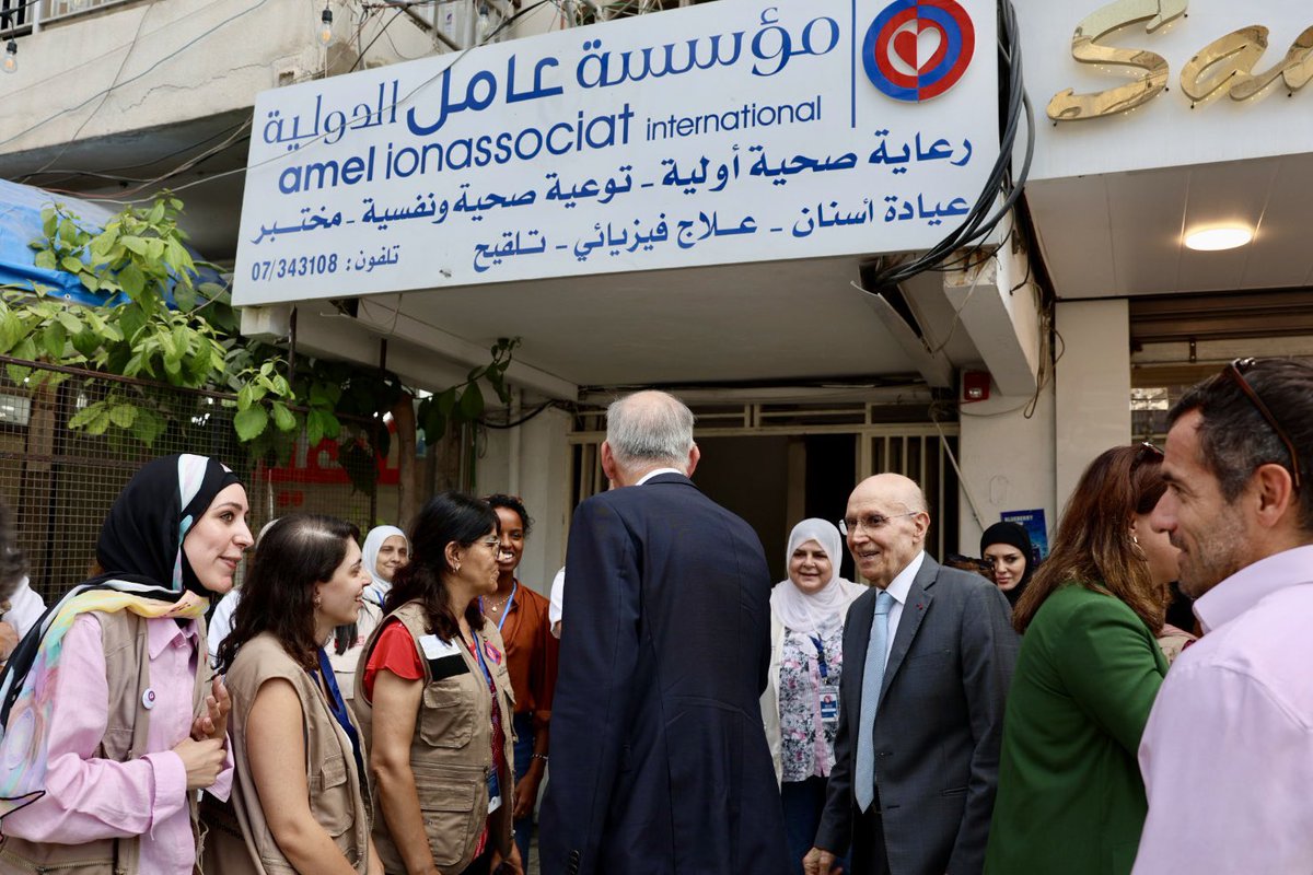 AmbaFranceLiban's tweet photo. Au centre de santé de @AmelNGO, @Herve_Magro a exprimé la solidarité et le soutien de la 🇫🇷 aux équipes pour leur engagement sur le terrain dans des conditions difficiles, au service de la population🇱🇧. 

L’accès à la santé restera une priorité de l’action de la France au Liban. https://t.co/Bh7xKWJCUc