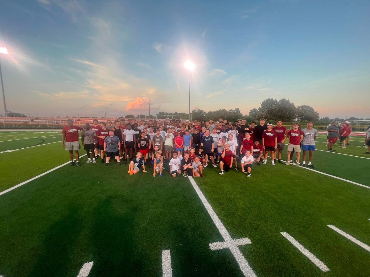 judelanier_2028's tweet photo. A little late posting this, but I really enjoyed helping with the McCracken County Youth Camp this week. It’s always a great reminder that being a leader means giving back. Thanks to the coaches for the opportunity, and thanks to all the young players who came out and competed. Can’t wait for the season! 🏈