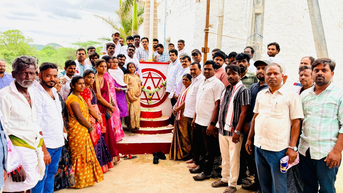 tc_varun's tweet photo. చిన్నంపల్లి లో రెపరెపలాడిన జనసేన జెండా..

కళ్యాణదుర్గం నియోజకవర్గ సెట్టూరు మండలం చిన్నంపల్లి గ్రామంలో అట్టహాసంగా వేడుకలు...

జెండా ఆవిష్కరణ మహోత్సవానికి ముఖ్యఅతిథిగా హాజరైన జనసేన అనంతపురము ఉమ్మడి జిల్లా అధ్యక్షులు, అహుడ చైర్మన్ శ్రీ @tc_varun గారు...

గ్రామీణ స్థాయిలో పార్టీ బలోపేతానికి ప్రత్యేక కార్యాచరణ...

కళ్యాణదుర్గం నియోజకవర్గంలో జనసేన మరింత బలపడాలి...

ఔత్సాహిక నాయకులకు భవిష్యత్తులో సువర్ణ అవకాశాలు...

అహుడ పరిధిలో 900 కు పైగా పంచాయతీ కార్యదర్శులతో కలిసి పని చేస్తున్నాం...

విశేష అభివృద్ధి కార్యక్రమాల ద్వారా ప్రజలకు మరింత చేరువవుతున్నాం...

@JanaSenaParty అధినేత @APDeputyCMO, శ్రీ @PawanKalyan గారి ఆశయ సాధనే జనసైనికులకు మార్గదర్శకం...

శ్రీ TC Varun గారి సమక్షంలో భారీ సంఖ్యలో జనసేన పార్టీలోకి చేరికలు... 

కళ్యాణదుర్గం ఇన్చార్జ్ శ్రీ బాల్యం రాజేష్ గారి ఆధ్వర్యంలో...

జనసేన కండువాలు కప్పి పార్టీలోకి సాదరంగా ఆహ్వానించిన శ్రీ టీ.సీ.వరుణ్ గారు...

జై జనసేన.. పవన్ కళ్యాణ్ నాయకత్వం వర్ధిల్లాలి నినాదాలతో మార్మోగిన చిన్నంపల్లి...

ఈ కార్యక్రమంలో నియోజకవర్గ ఇంచార్జ్ లు, వివిధ శాఖల డైరెక్టర్లు, జిల్లా మరియు నగర కమిటీ నాయకులు, మండలాల అధ్యక్షులు, వీరమహిళలు, నాయకులు, జనసైనికులు తదితరులు పెద్ద ఎత్తున పాల్గొన్నారు.