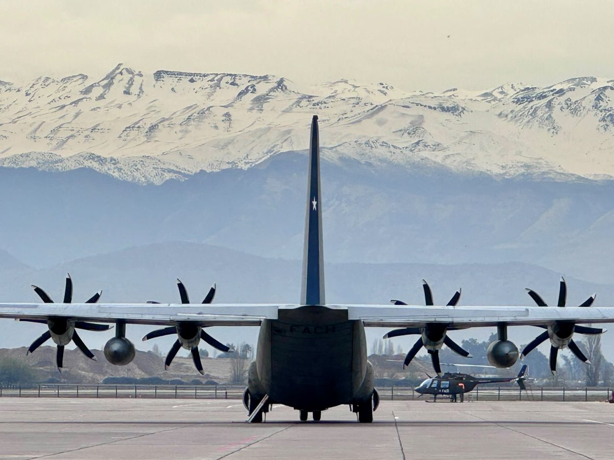 FACh_Chile's tweet photo. 8 TONELADAS DE AYUDA LLEGAN A VALLENAR

Un C-130 Hércules trasladó 8 toneladas de ayuda humanitaria hasta #Vallenar. Este corresponde al quinto Hércules desplegado como parte del 8° #PuenteAéreoFACH, en apoyo a la emergencia que afecta a #Atacama y #Coquimbo. https://t.co/E7mUu7tH9p