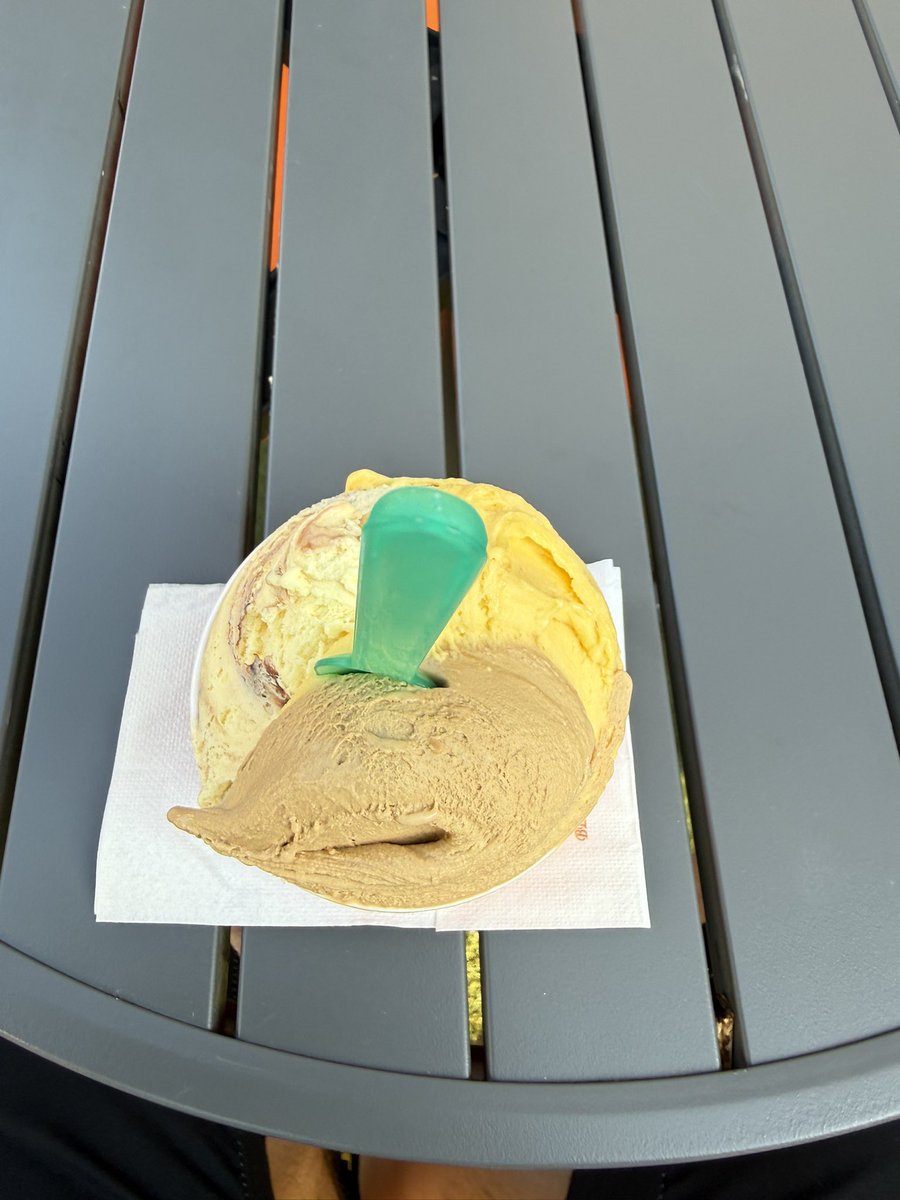 matzelokf's tweet photo. Letzte Nacht war es etwas ruhiger. Nach dem aufstehen gab es erstmal was zu essen und das obligatorische Gelato. Dann angefangen und mit einem Kollegen von UTL geschwatzt. Nach der Pause mit dem Taxi nach Luino und einen Zug wieder zurück. #BLSCargo https://t.co/FW7ttKund5