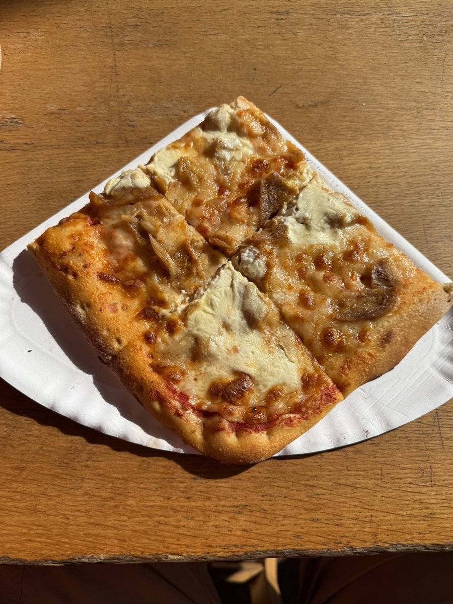 matzelokf's tweet photo. Letzte Nacht war es etwas ruhiger. Nach dem aufstehen gab es erstmal was zu essen und das obligatorische Gelato. Dann angefangen und mit einem Kollegen von UTL geschwatzt. Nach der Pause mit dem Taxi nach Luino und einen Zug wieder zurück. #BLSCargo https://t.co/FW7ttKund5