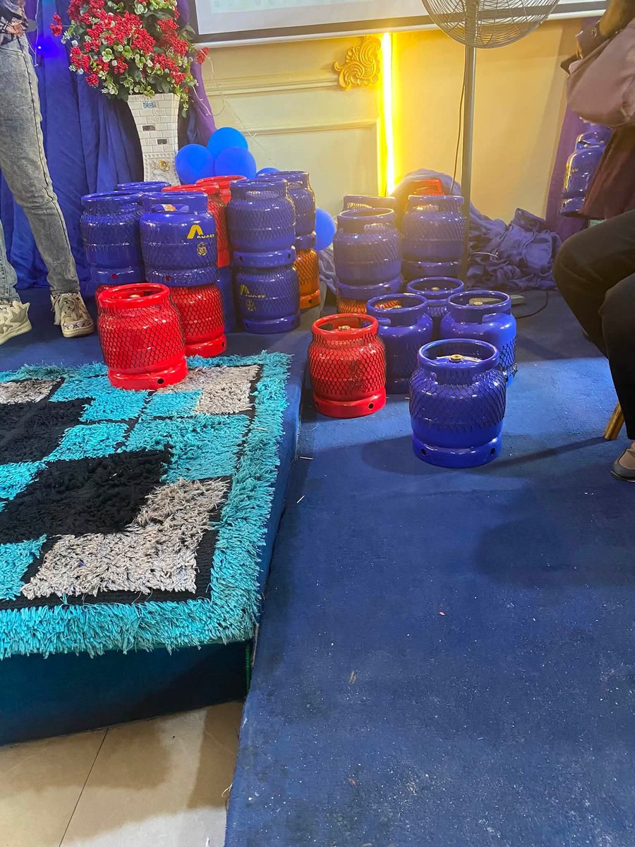Adunniolaide02's tweet photo. I paid 45k for my son’s graduation party and this is what they gave him. Abeg them try Abi them no try ?please be honest https://t.co/jYm0zBGffS