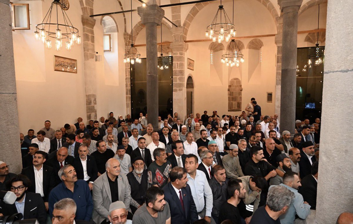avibrahimK's tweet photo. İçişleri Bakanımız Sayın Mustafa Çiftçi Bey ve Milli Eğitim Bakanımız Sayın Prof. Dr. Yusuf Tekin Bey ile birlikte, bakım ve onarım çalışmaları tamamlanan Erzurum’umuzun tarihî miraslarından Ayasofya’mızın manevi ikizi olarak nitelendirilen Fetih Camii’nde Cuma namazımızı eda ettik.

Rabbim ibadetlerimizi kabul, birlik ve beraberliğimizi daim eylesin.

Ayasofya-i Kebîr Cami-i Şerifi’ni yeniden asli hüviyetine kavuşturan Cumhurbaşkanımız Sayın Recep Tayyip Erdoğan Beyefendiye , bu anlamlı dönüşümün yıl dönümünde şükranlarımı sunuyorum.

#AyasofyadaFetihRuhu