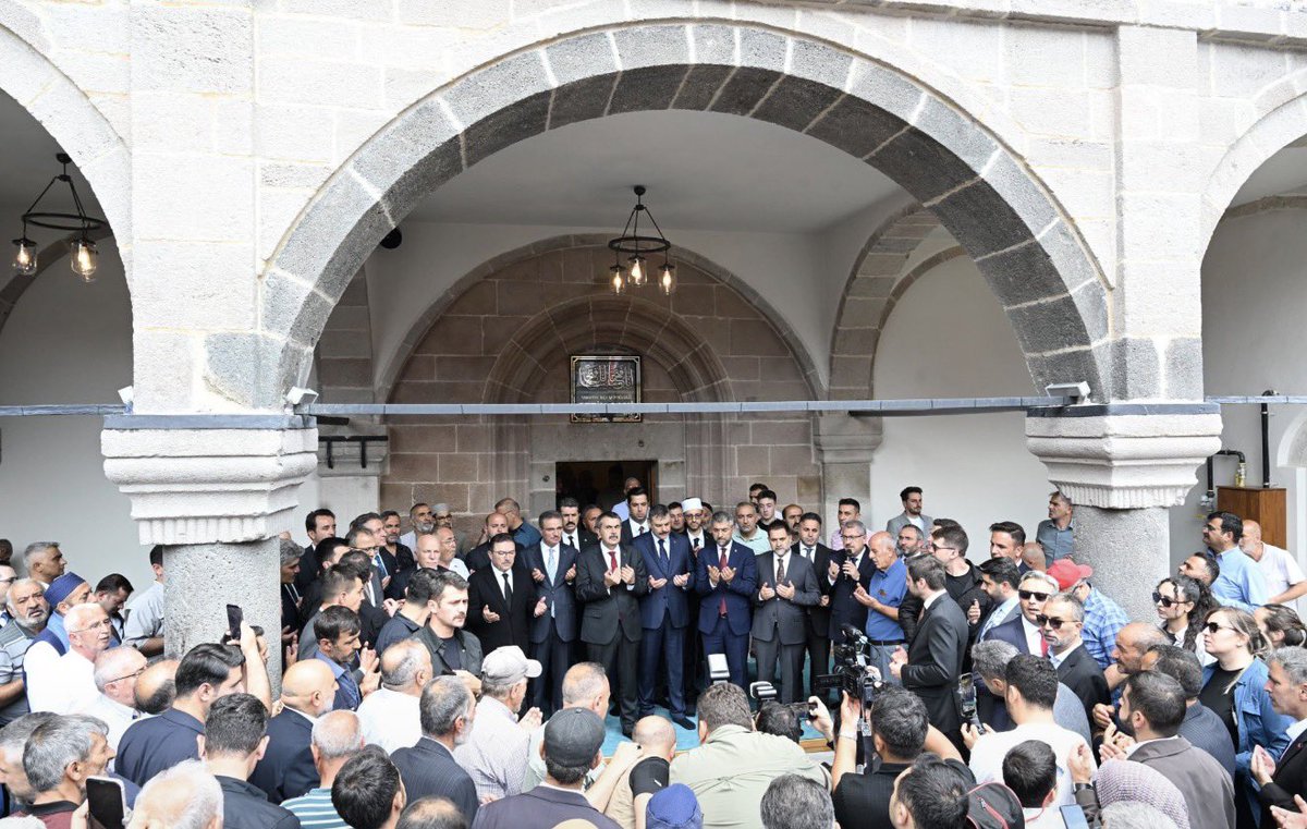 avibrahimK's tweet photo. İçişleri Bakanımız Sayın Mustafa Çiftçi Bey ve Milli Eğitim Bakanımız Sayın Prof. Dr. Yusuf Tekin Bey ile birlikte, bakım ve onarım çalışmaları tamamlanan Erzurum’umuzun tarihî miraslarından Ayasofya’mızın manevi ikizi olarak nitelendirilen Fetih Camii’nde Cuma namazımızı eda ettik.

Rabbim ibadetlerimizi kabul, birlik ve beraberliğimizi daim eylesin.

Ayasofya-i Kebîr Cami-i Şerifi’ni yeniden asli hüviyetine kavuşturan Cumhurbaşkanımız Sayın Recep Tayyip Erdoğan Beyefendiye , bu anlamlı dönüşümün yıl dönümünde şükranlarımı sunuyorum.

#AyasofyadaFetihRuhu