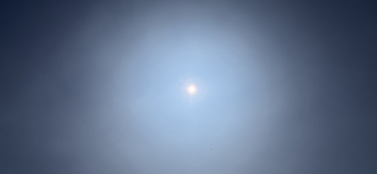 nabe19740427's tweet photo. 皆さん、こんばんは、今朝の大分県豊後高田市は、少し雲がありますが、快晴の空で、綺麗なオレンジ色の朝日と朝焼けでした🌄😆その後は、空全体霞んだ空で、少し雲がありますが、快晴の空で、陽射しが届いていました🌞😆昼間の体感はムシッと暑い陽気でした😵💦昼すぎには、雲の多い空ですが、青空が見えていました(^_^)夕方ごろにも、雲の多い空ですが、青空が見えて、綺麗なオレンジ色の夕陽と夕焼けでした🌄😆明日の大分県豊後高田市は、晴れ☀️の予報です(^^)写真の1枚目は、午前5時37分ごろの空で、2枚目は、午前11時8分ごろの空で、3枚目は、19時10分ごろの空です(^^)＃大分県豊後高田市