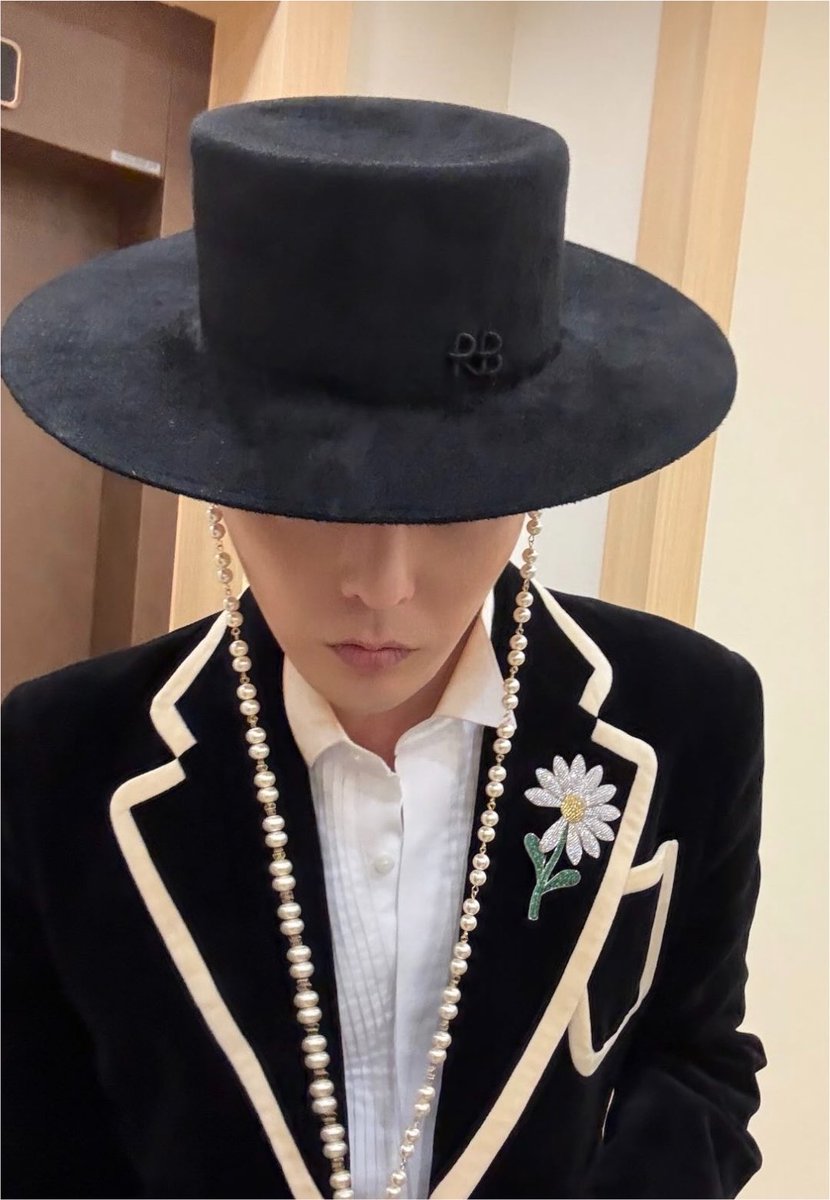 gr8jiyong's tweet photo. the fact that the plushie has actual chains hanging from the hat…… I’M CRYINGGGGGGG https://t.co/3G1oVRs1ZB