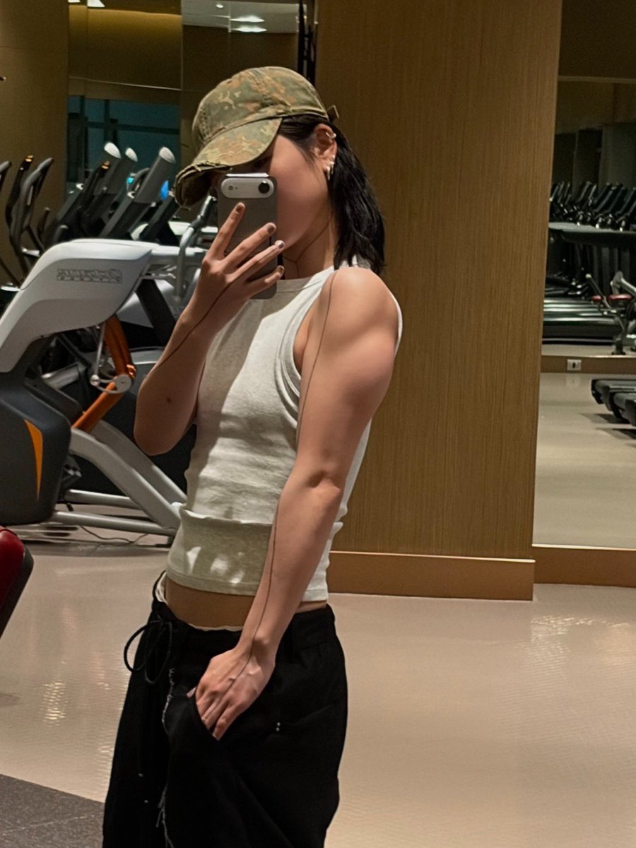 harveyspuppet's tweet photo. DUDE???? HOLY TRICEPS BE MY GYM PARTNER PLEASE🙏🏽 https://t.co/JqIOpXbzJO