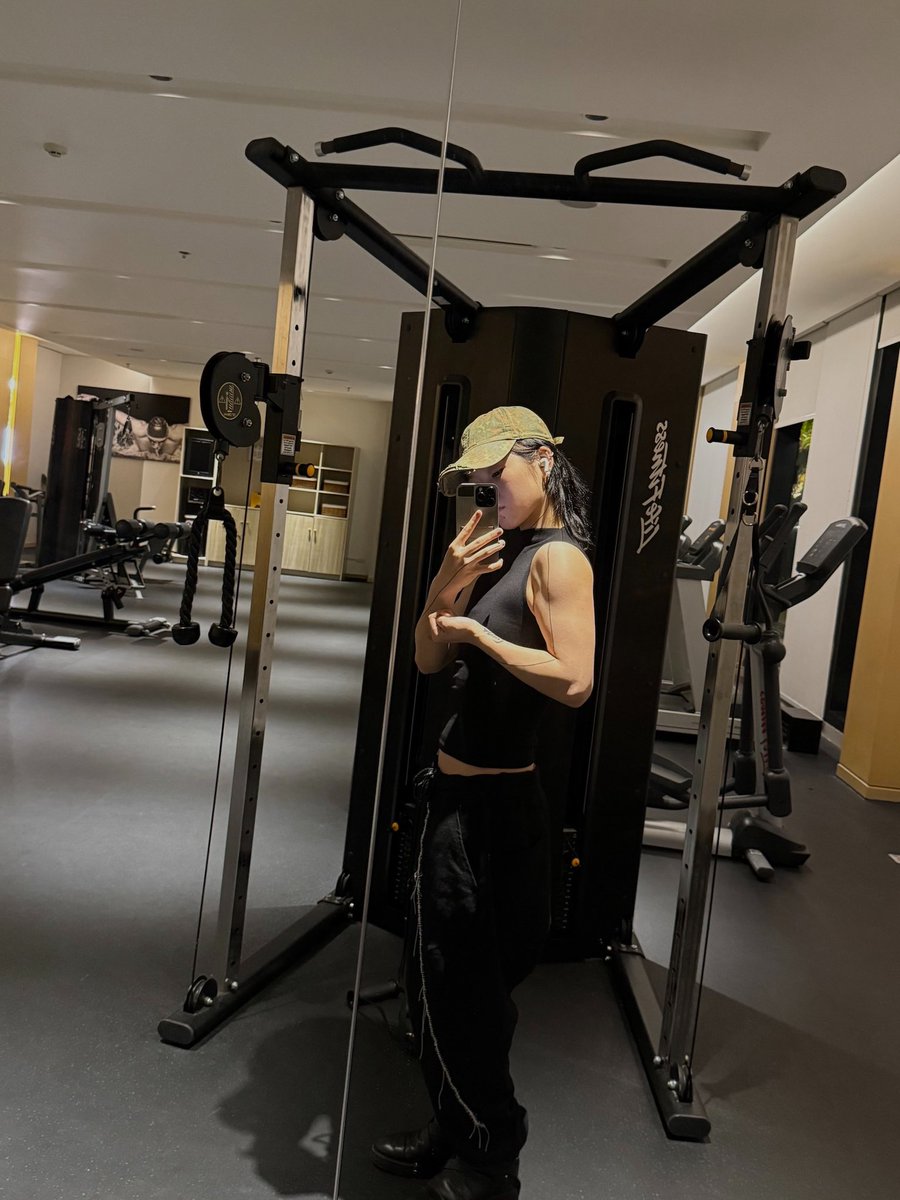 harveyspuppet's tweet photo. DUDE???? HOLY TRICEPS BE MY GYM PARTNER PLEASE🙏🏽 https://t.co/JqIOpXbzJO