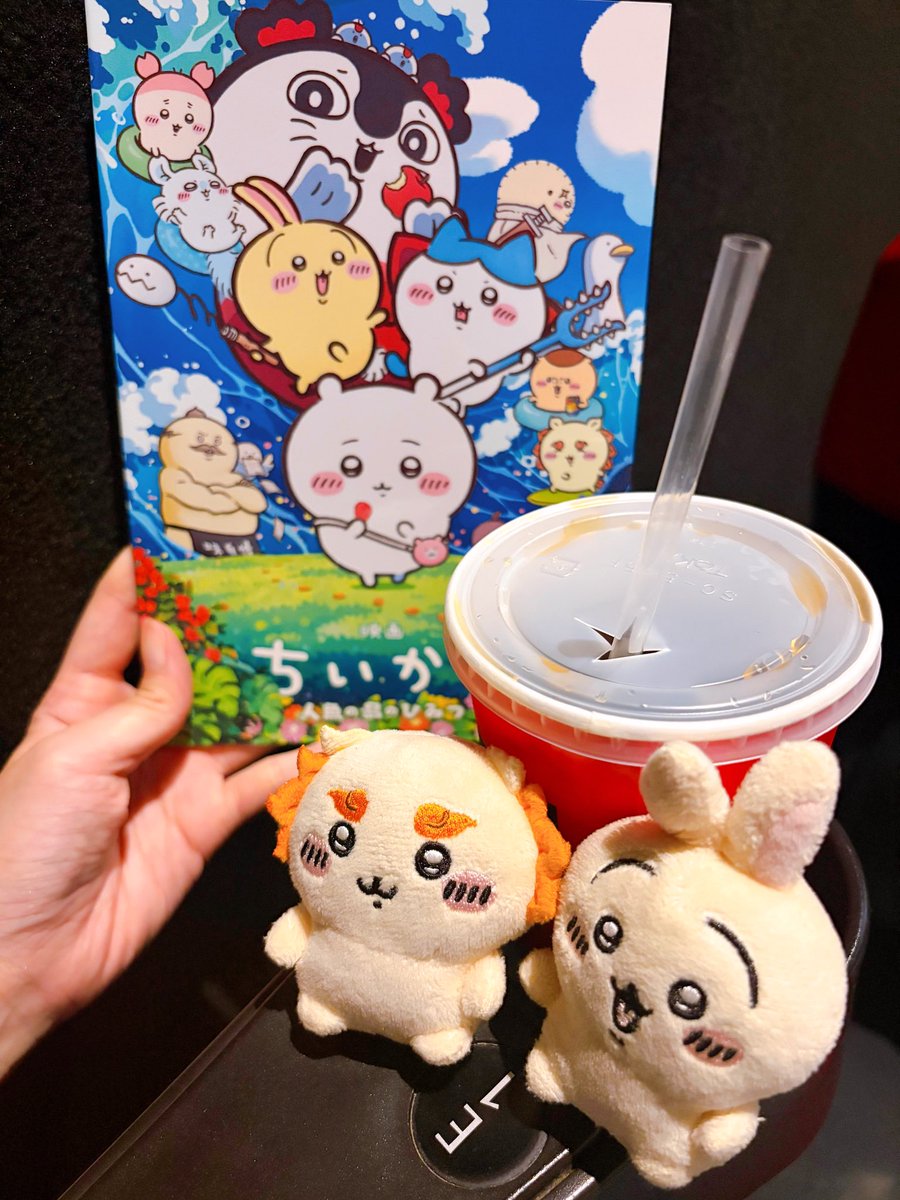 ponkt_dendoshi's tweet photo. ちいかわ、映画観てきた🧜
原作の時から好きな話が映像で観れて感激……めちゃ面白かった…
絶対もっかい観る。

3枚目は映画に向けて景気付けに食べた今日のランチ。
休憩室でぬいを取り出したのは社会人8年やってるけど初めて。 https://t.co/5XN8TEelJX