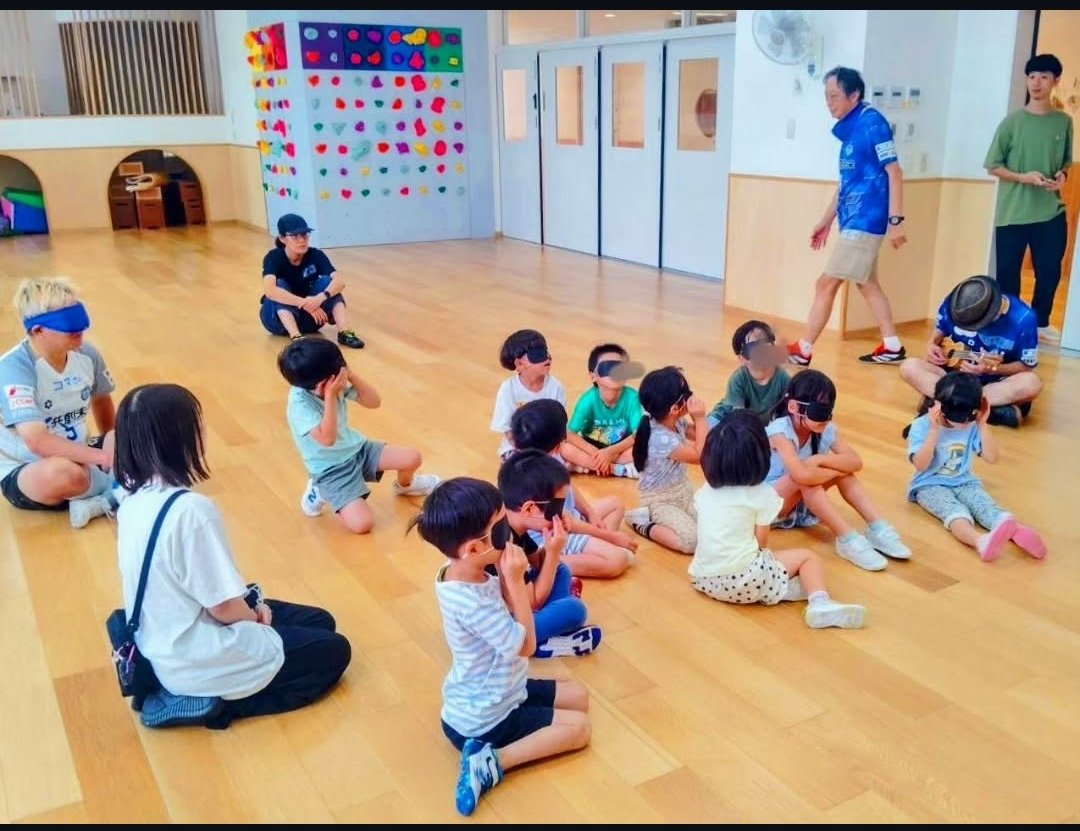 SetagayaBFC's tweet photo. 世田谷区立希望丘保育園 活動報告②年長さん2クラス開催。こどもたちと仲良くなってきました🎶絵本読み聞かせやゲームで色々想像したり感じたり…アイマスクを付けて「見えないってどんなかんじだろう？」を体験。こどもたちにとって少しでも良い体験となっていたら嬉しいです☺

#スフィーダ世田谷BFC https://t.co/8OgO1ft3Pj