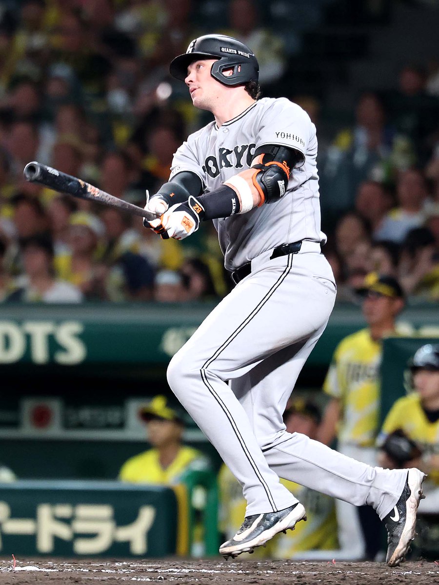 TokyoGiants's tweet photo. 【一軍】巨人 4-2 阪神

先発の #ウィットリー 投手は、6回1失点。
2回裏に先制されるも、9回表 #ダルベック 選手の2点本塁打で逆転。しかし、9回裏に同点に追いつかれる。
延長10回表 #小濱佑斗 選手が放ったプロ初本塁打が決勝点となりジャイアンツ勝利👏

試合詳細はこちら
https://t.co/u56WNAuqlp https://t.co/IWFEpfjrMy