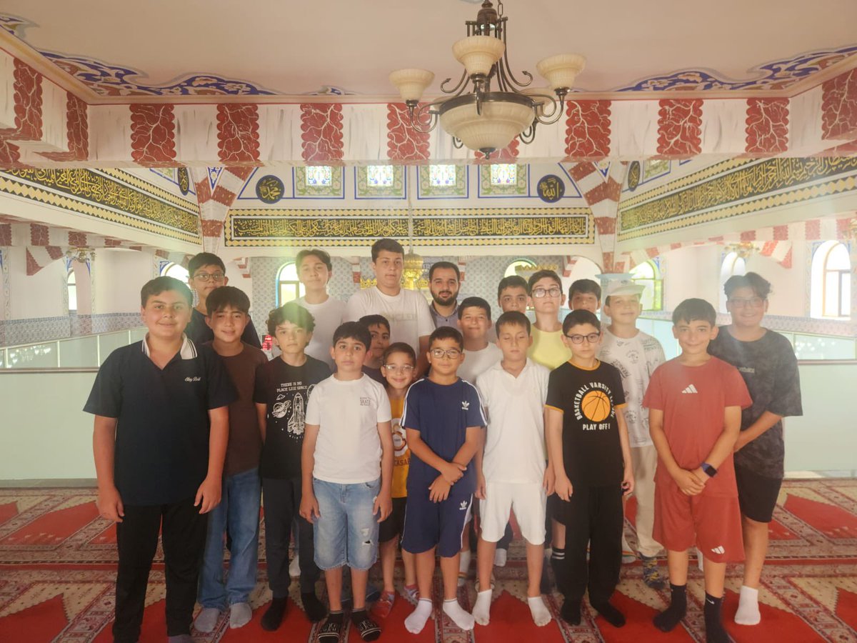 agdbeyoglu1's tweet photo. Cuma namazını Fatih Sultan Mücahitler Camii'nde eda ettikten sonra derslerimize devam ettik. 🕌📖✍️

#YAZ-ET2026 #YazBizimleBaşka https://t.co/wqbp8OnY6G