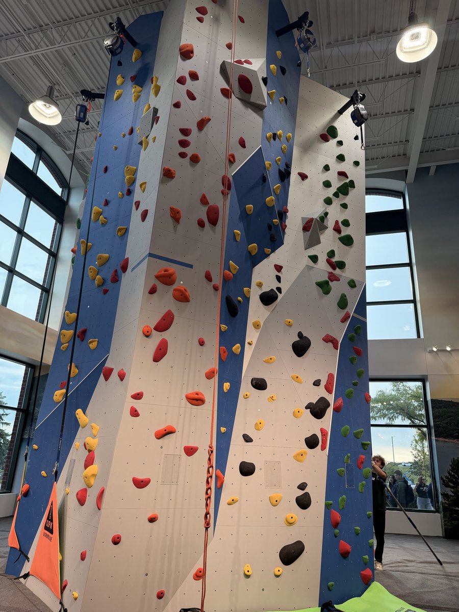 Zack_Pearson's tweet photo. The new Dick’s House of Sport is officially open in Schaumburg. This place is awesome.  

Perfect for sports fans and collectors.  Took 11 months to construct. @DICKS https://t.co/UuEtb2EWQZ