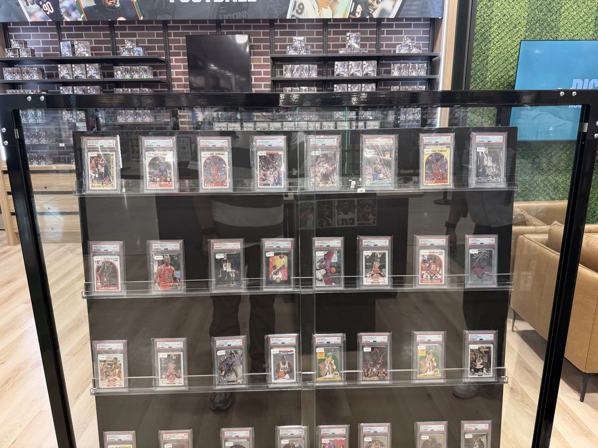 Zack_Pearson's tweet photo. The new Dick’s House of Sport is officially open in Schaumburg. This place is awesome.  

Perfect for sports fans and collectors.  Took 11 months to construct. @DICKS https://t.co/UuEtb2EWQZ