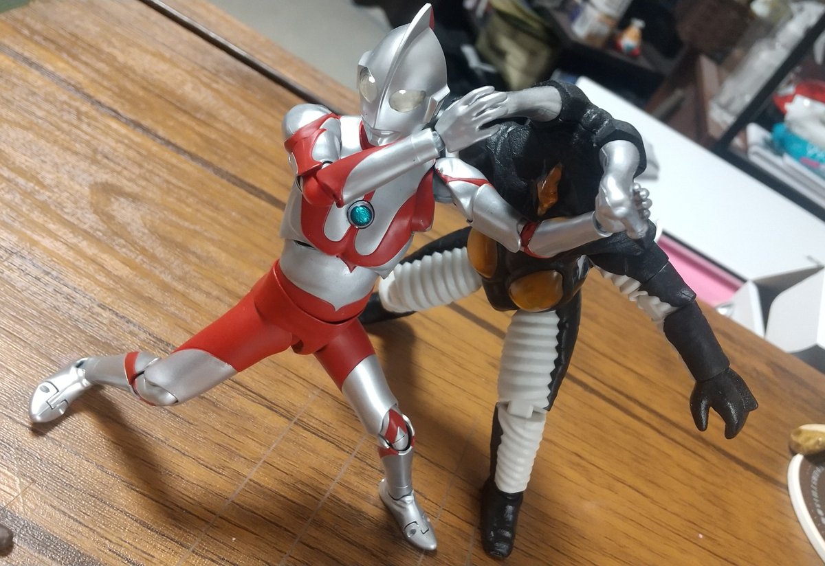 GMGMmk2's tweet photo. 真骨彫買ったけど、Cタイプの相手役がゼットンくらいしかいなくってぇ…… https://t.co/3Bowx0M0BO