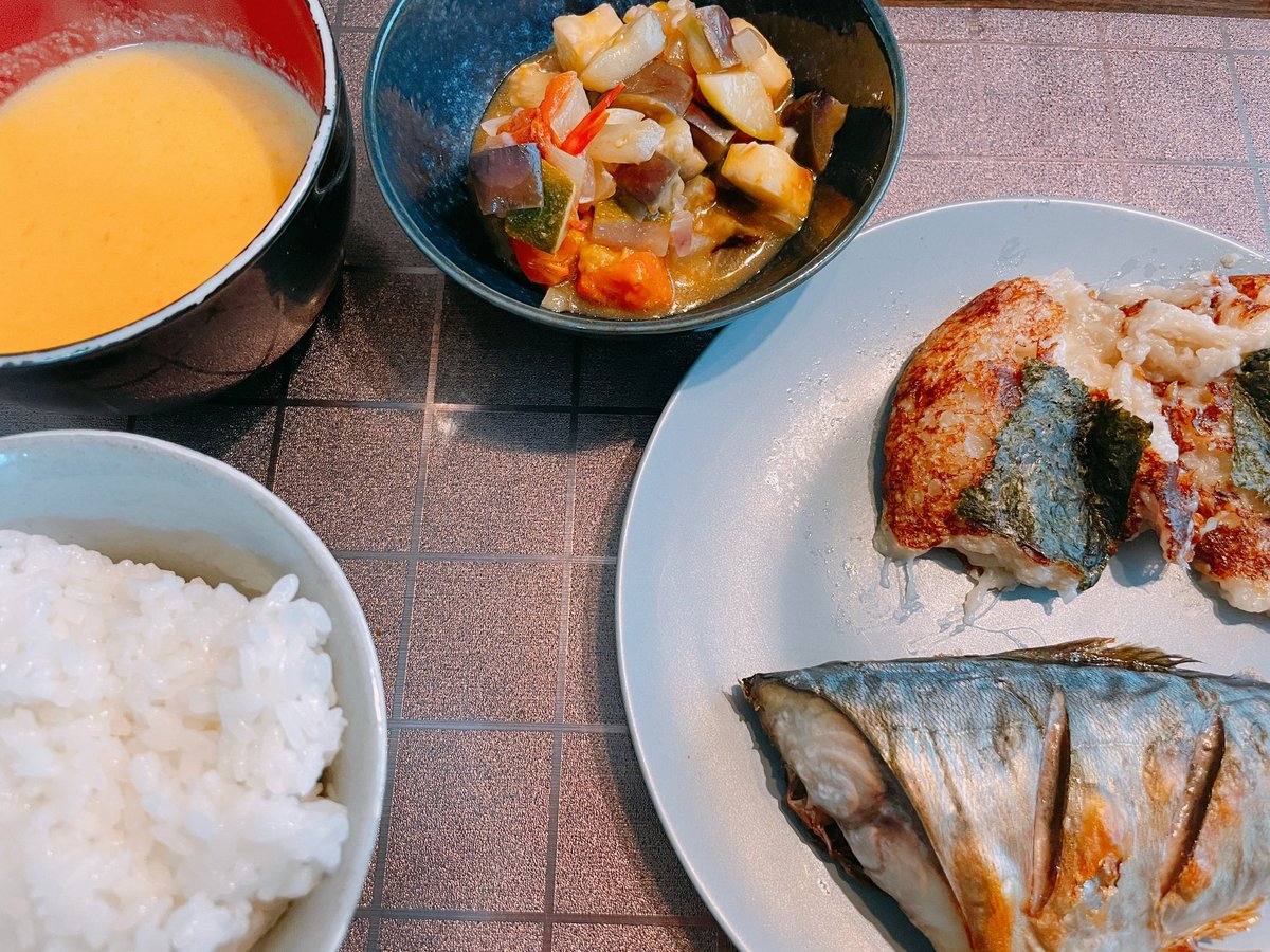 ILove610's tweet photo. 鯖の塩焼き
山芋とチーズの磯辺焼き
ラタトゥイユ
人参ポタージュ

ラタトゥイユは森シェフのレシピ。でもパプリカが高くて入れれやんかった😭入れたら綺麗やったなー🫑

#おうちごはん
#夜ご飯 https://t.co/xqnBz8q8uW