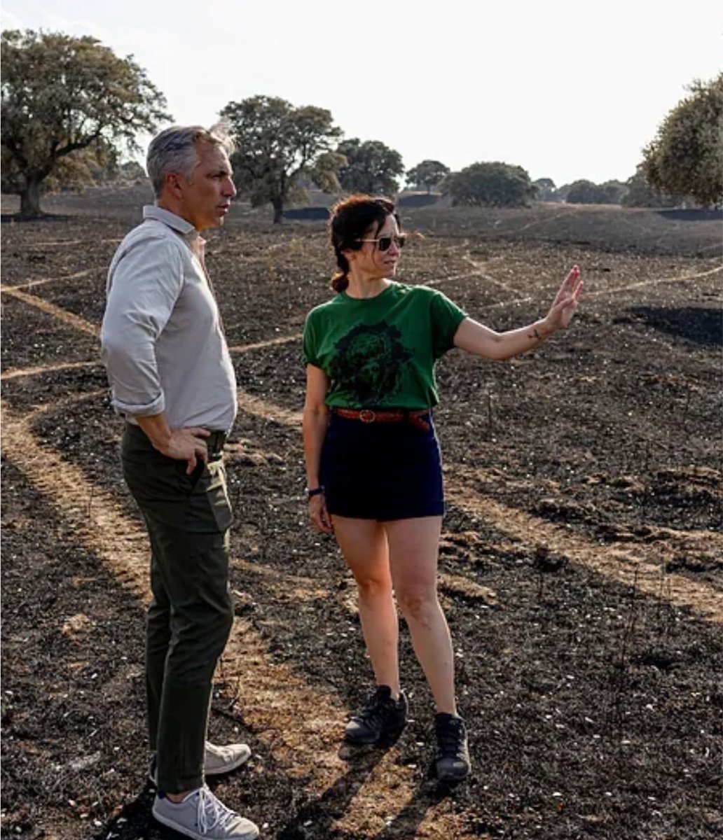 DiegoRBCA's tweet photo. Son dos fotos de los incendios de 2025 y 2026, es la única aportación que ha hecho Isabel Natividad Díaz Ayuso mientras el fuego arrasa la Comunidad de Madrid los dos veranos.

Este año, la novedad es que se ha puesto el chaleco con la palabra “presidenta”, por si alguien se preguntaba qué hacía por el puesto de mando 👇