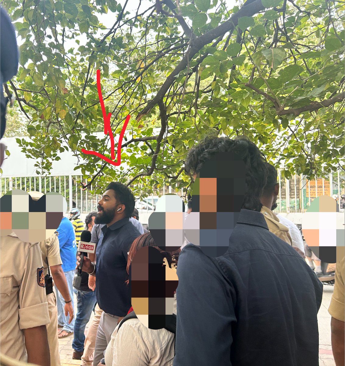 archanakra's tweet photo. Today's protest at Freedom Park was peaceful and well organized. Towards the end, this journalist came in and started shouting at students, &amp; calling protesters names.
I have immense respect for journalists and the media But this kind of behavior is unacceptable &amp; unprofessional. https://t.co/jFetHXfXGK