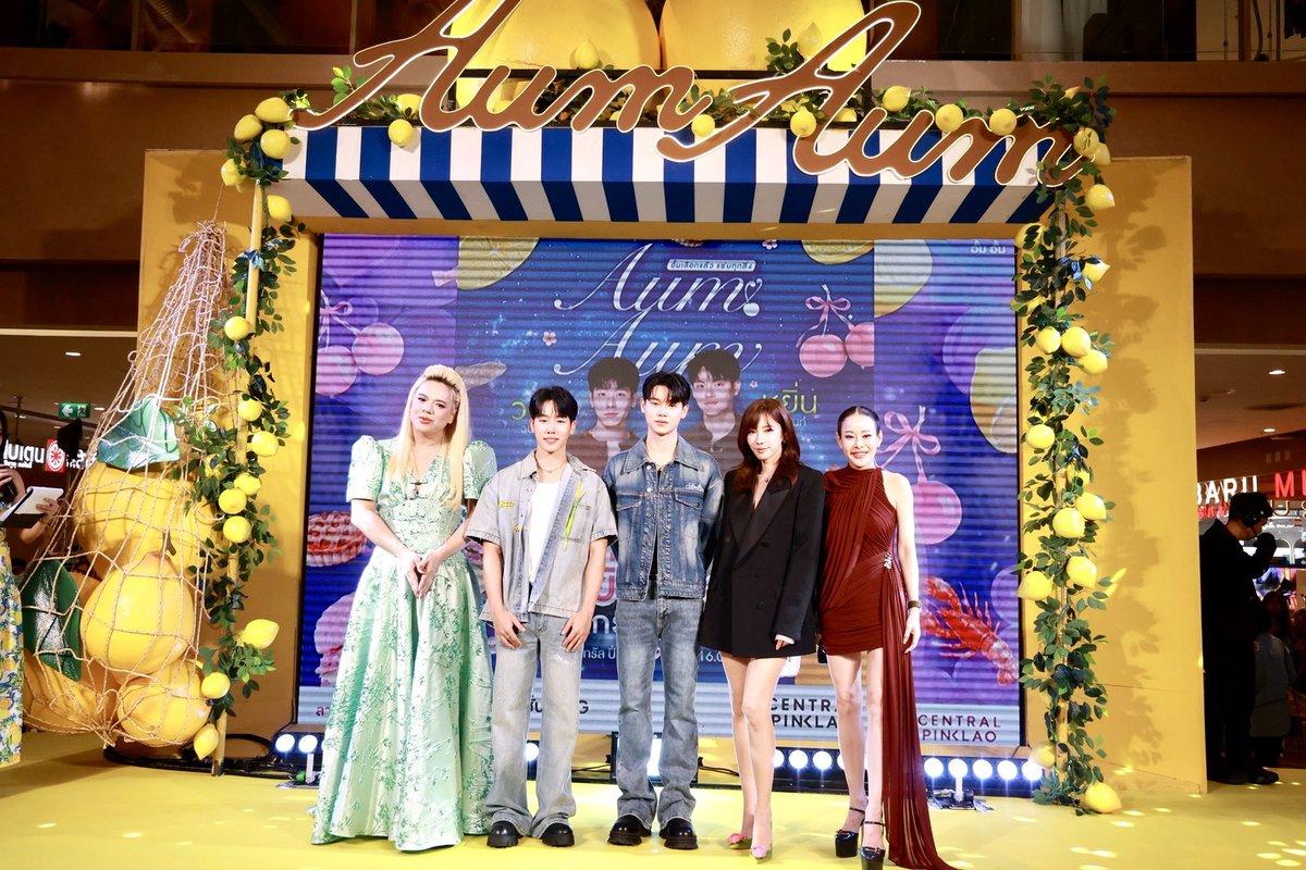 ANiceEnt's tweet photo. “หยิ่น-วอร์”ช้อปชิมเต็มอิ่ม เปิดตลาด”AumAum”เซ็นทรัล ปิ่นเกล้า
“อั้ม พัชราภา”แฮปปี้ แฟนๆถูกใจ มากันแน่นห้าง

#yinyin_anw #warwanarat #YinWar
#ตลาดอั้มอั้มxหยิ่นวอร์

เปิดตลาด”AumAum” โฉมใหญ่ สวยงามสดใส ถูกใจแฟนๆเซ็นทรัล ปิ่นเกล้า
มากันอย่างล้นหลาม โดยเฉพาะแฟนคลับของสองหนุ่มฮอต หยิ่น อานันท์ และ วอร์ วนรัตน์ ซึ่งกำลังจะมีซีรีส์ “ที่รักสารวัตรเธียร์”ออกอากาศเร็วๆนี้ โดยเจ้าของตลาดคนสวย อั้ม พัชราภา ไชยเชื้อ ก็ยิ้มน้อยยิ้มใหญ่ มีความสุขไปพร้อมๆกับแฟนๆทุกคน ซึ่ง

“หยิ่น-วอร์” นอกจากจะร้องเพลงเพราะแล้ว ยังหยอดคำหวานว่าดีใจมากที่ได้มาเปิดตลาด “AumAum”เป็นครั้งแรกได้พบเจอกับซุปตาร์อั้มเพราะเป็นแฟนคลับมานานแล้วเหมือนกัน ที่สำคัญมาตลาดครั้งนี้ได้ชิม ช้อป ซื้อของกินอร่อยๆกลับบ้านไปเยอะมาก ได้กินหลายวันเลย

โดย อั้ม พัชราภา เปิดใจกับการเปิดตลาดที่เซ็นทรัล ปิ่นเกล้า ว่า

“ตลาดอั้มอั้ม มาเปิดที่เซ็นทรัล ปิ่นเกล้า เป็นครั้งที่สองแล้ว ก็ได้รับการต้อนรับ
อย่างดีจากชาวปิ่นเกล้า ซึ่งครั้งนี้เป็นการปรับโฉมใหม่ของตลาด สดใส น่ารัก ยิ่งได้สองหนุ่มวัยรุ่น”หยิ่น-วอร์” ก็ทำให้ตลาดดูคึกคักขึ้นค่ะ แฟนๆมากันเยอะมาก เค้าอยากจะเจอกับสองหนุ่ม อั้มก็พยายามเชิญนักแสดง นักร้อง ที่หลากหลาย ให้แฟนๆมาเจอกัน อย่างวันที่ 24 ก.ค.ก็มีน้องชาล็อต ออสติน มาพบเจอแฟนๆ แล้วงานนี้มีขายเสื้อผ้ามือสองสวยๆแบบราคาถูกมาก วันที่ 24-25-26 ก.ค. ปุ๊กลุก ฝนทิพย์ ก็จะขนเสื้อผ้ามาขาย ส่วนวันที่ 27 ก.ค. ก็จะเป้นเสื้อผ้าของ เมย์ เฟื่อง กับ หนิง ปณิตา แล้ววันที่ 28 ก.ค.ก็จะมีเสื้อผ้าของอั้มเอง แล้วก็ของเมย์ หนิง ต้องรีบมานะคะ ขายตั้งแต่ 10 โมงเช้าเลย ช้าหมด ต้องรอตลาดหน้านะคะ งานนี้จะมีถึงวันที่ 31 กรกฏาคมนี้ มากันเยอะๆนะคะ”  

พบกับตลาด “AumAum” โฉมใหม่ ตั้งแต่วันนี้ถึง 31 กรกฏาคมนี้ ที่ชั้น G เซ็นทรัล ปิ่นเกล้า

🔗https://t.co/DLI6fKGRB7