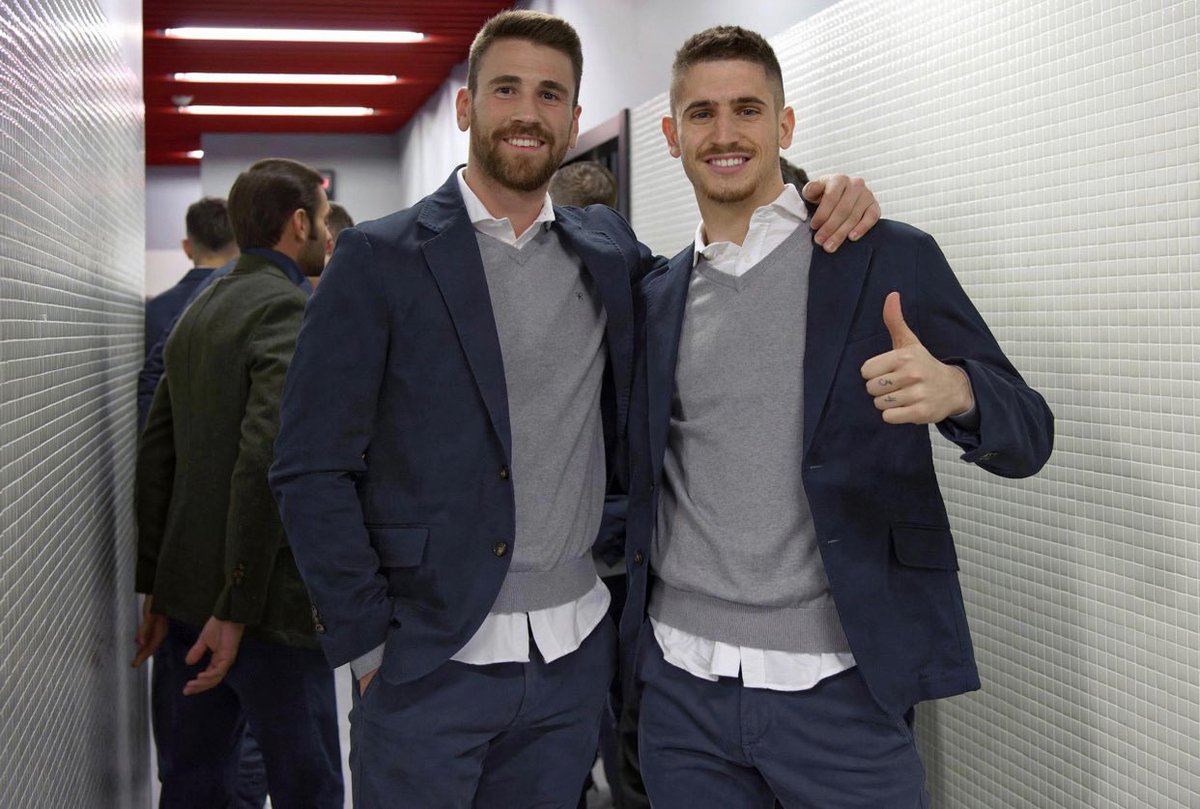 naiiarasantoos's tweet photo. por que piensan que querríamos tener a ese ser cuando tenemos al perfecto de Unai Simon?? genuinamente pregunto, es que le da mil vueltas en absolutamente todo (y no me refiero a solo dentro del campo) https://t.co/YICY3qv4wa