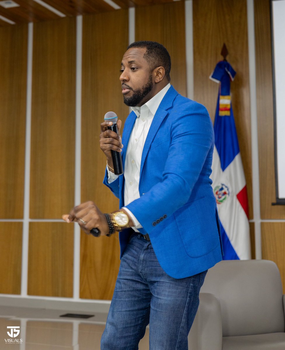 etzeremile's tweet photo. 🔵🔴Se te yon gwo privilèj ak avèk anpil kè kontan m te patisipe kòm entèvenan avan yè mèkredi 22 jiyè nan vil Santiago 🇩🇴 nan kad Conférence Annuelle de l'Association des Étudiants Haïtiens 🇭🇹 en République Dominicaine (AEHP - PUCMM). M te kontan anpil pataje espas sa ak zanmi mwen antreprenè Marcus Boereau. M vle di yon gwo mèsi pou tout ekip ki te pran inisyativ sa, mèsi pou chak patisipan ki deplase e ki ban nou bon jan akèy ak lanmou. M te pase nan mitan nou yon moman ekstraòdinè. Mèsi pa sifi. 🔵🔴