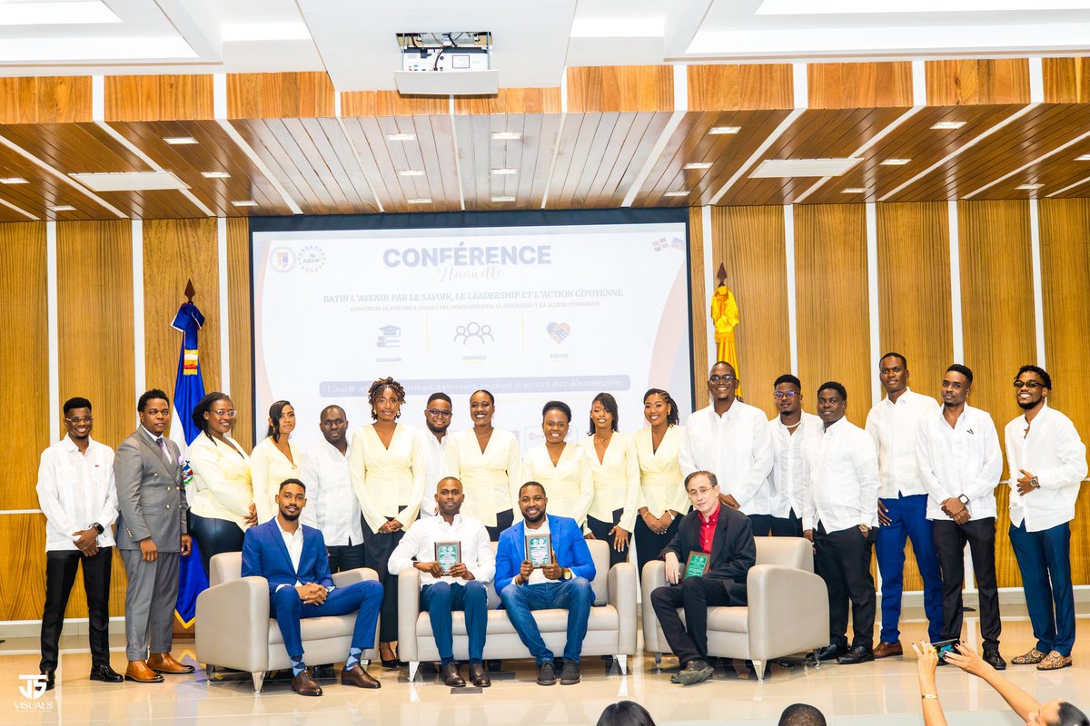 etzeremile's tweet photo. 🔵🔴Se te yon gwo privilèj ak avèk anpil kè kontan m te patisipe kòm entèvenan avan yè mèkredi 22 jiyè nan vil Santiago 🇩🇴 nan kad Conférence Annuelle de l'Association des Étudiants Haïtiens 🇭🇹 en République Dominicaine (AEHP - PUCMM). M te kontan anpil pataje espas sa ak zanmi mwen antreprenè Marcus Boereau. M vle di yon gwo mèsi pou tout ekip ki te pran inisyativ sa, mèsi pou chak patisipan ki deplase e ki ban nou bon jan akèy ak lanmou. M te pase nan mitan nou yon moman ekstraòdinè. Mèsi pa sifi. 🔵🔴