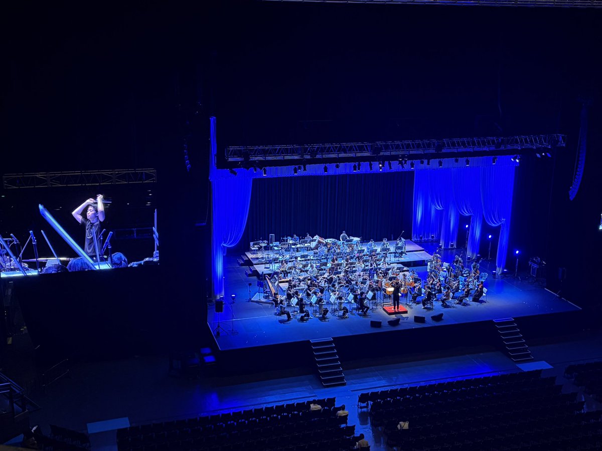KosukeTsunoda's tweet photo. 3年振りのサマーステップ・コンサート。東京ガーデンシアターで約6000人のお客様！東京フィルの演奏でミュージカル、アニメ、クラシックと様々なジャンルの作品を楽しみました。愛希れいかさん、佐藤隆紀さんとの初共演、塚本江里子さんとの再共演も嬉しかったです。恒例の指揮者体験、うちわやメッセージボードと挙手以外でのアピールも激化しています😊