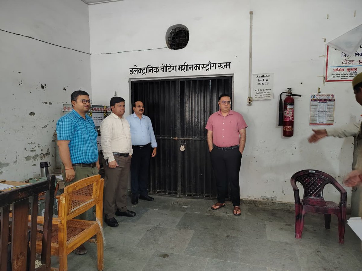 DMBahraich's tweet photo. डीएम अक्षय त्रिपाठी ने एडीएम अमित कुमार व सीईओ कार्यालय के वित्त नियंत्रक नन्द किशोर धर द्विवेदी के साथ ईवीएम वेयर हाउस का किया मासिक निरीक्षण। सी.सी.टी.वी. कैमर���ं व फायर एक्सटिंग्यूशर की क्रियाशीलता तथा अन्य व्यवस्थाओं का लिया जायज़ा। @ceoup @ChiefSecyUP @UPGovt @InfoDeptUP https://t.co/fpsLiPY5Nr