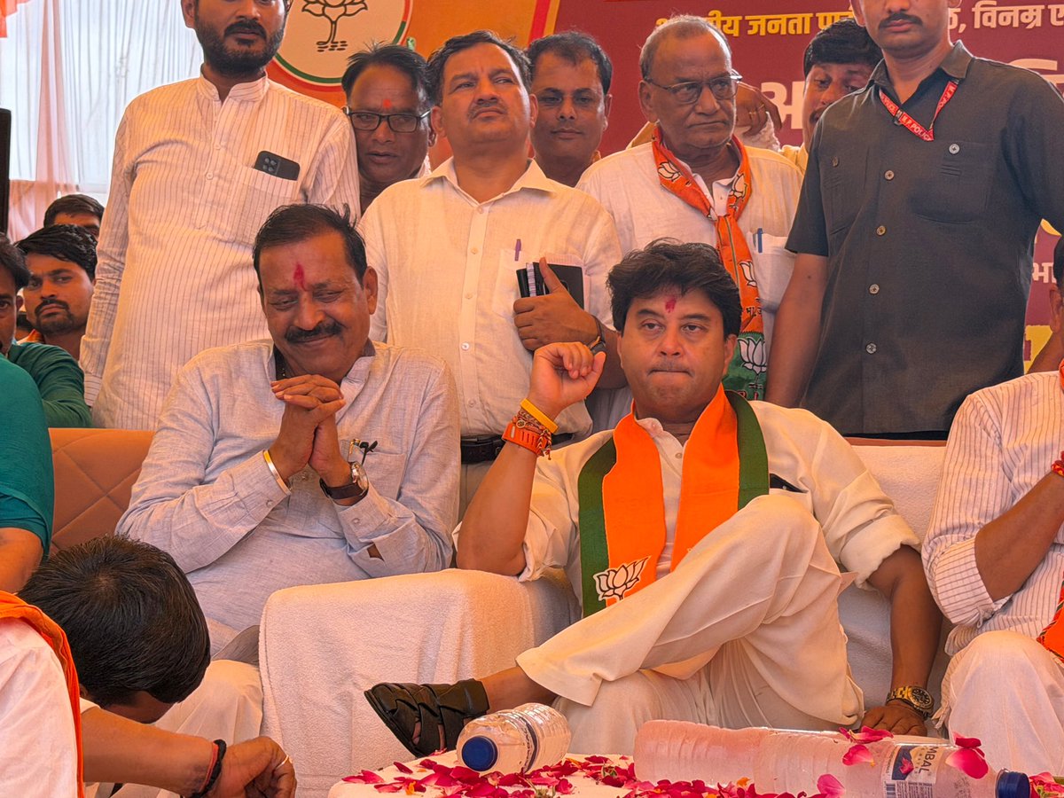 mahendrabjp64's tweet photo. बड़ौनी की जनसभा में उमड़ा जनसैलाब, भाजपा के पक्ष में गूंजा विजय का संकल्प!

दतिया विधानसभा उपचुनाव के अंतर्गत बड़ौनी में आयोजित विशाल जनसभा में भाजपा प्रत्याशी श्री @Ashutosh4BJP जी के समर्थन में भारत सरकार के केंद्रीय मंत्री @JM_Scindia जी की गरिमामयी उपस्थिति रही। इस अवसर पर उन्होंने जनसभा को संबोधित करते हुए विकास, सुशासन और जनकल्याण के संकल्प को और अधिक मजबूत बनाने का आह्वान किया।

सभा में उपस्थित जनसमूह का उत्साह, अपार स्नेह और भाजपा के प्रति अटूट विश्वास यह स्पष्ट संकेत दे रहा है कि दतिया की जनता विकास की निरंतर यात्रा को आगे बढ़ाने के लिए कमल खिलाने का मन बना चुकी है।

इस अवसर पर कैबिनेट मंत्री श्री राकेश शुक्ला जी, कैबिनेट मंत्री श्री तुलसी सिलावट जी, प्रदेश उपाध्यक्ष श्री रणवीर रावत जी, सांसद श्रीमती  संध्या राय जी, पूर्व मंत्री इमारती देवी जी ,भाजपा जिला अध्यक्ष श्री रघुवीर कुशवाह जी, अन्य पदाधिकारी एवं कार्यकर्ता उपस्थित रहे।

संकल्प एक — विकास अनेक,
दतिया बोले — फिर एक बार भाजपा के साथ!

@narendramodi @AmitShah @NitinNabin @shivprakashbjp @ajayjamwalbjp @bjpdrmahendra @DrMohanYadav51 @Hkhandelwal1964 @BJP4MP 
#Datia #DatiaByElection #BJP #AshutoshTiwari #JyotiradityaScindia #BJP4MP #JanSabha #Vikas #MadhyaPradesh