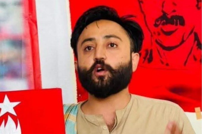 BalochDiaries's tweet photo. According to security sources, BSO-Pajjar central chairman Jeyand (Jihand/Jiand) Baloch is not in the custody of any law enforcement agency. Sources claim he may have joined the BLA in the mountains and is under the influence of the BYC and Mahrang Baloch, noting that many young Baloch have reportedly joined the BLA due to BYC activities. 

Police are investigating the matter.He graduated from Bahauddin Zakariya University, Multan, on a state-sponsored scholarship.