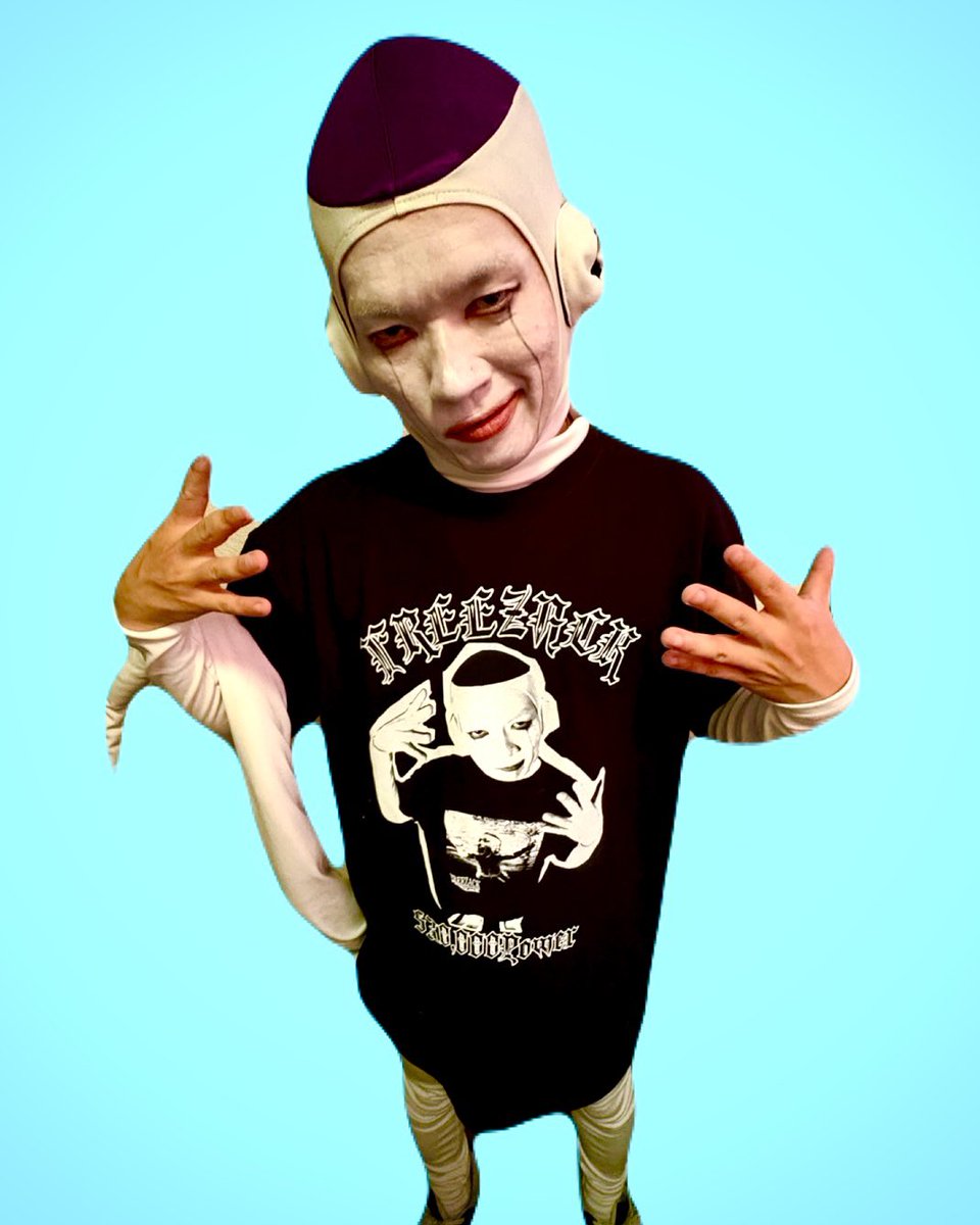 freezack111's tweet photo. 👽Newフリーザックグッズ👽

フリーザックの新しいTシャツが発売！！

その名も
「フリーザックTシャツを着たフリーザックTシャツ」

今回はなんと！！

Tシャツの裏側にもフリーザックの顔面が描かれており、誰でもフリーザックになれちゃうという機能が付属しております！！

これでアナタもフリーザック！！

サイズ:M,L,XL,XXL
価格:¥3,500

購入はコチラ
https://t.co/Rs1o4jabmi