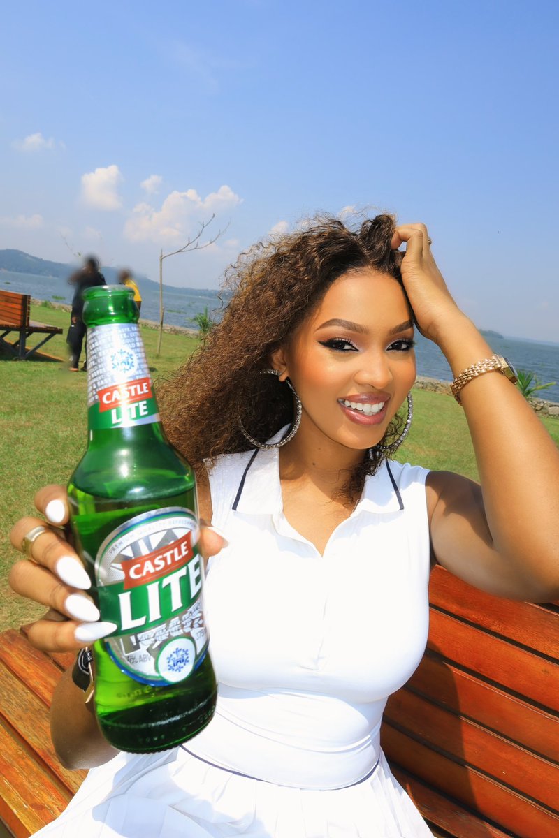 SpiceDianaUg's tweet photo. An ice cold #Castlelite @CastleLiteUg on a Friday evening is definitely a good idea. #TryIt #Aaaahh https://t.co/M4PGusZRe0