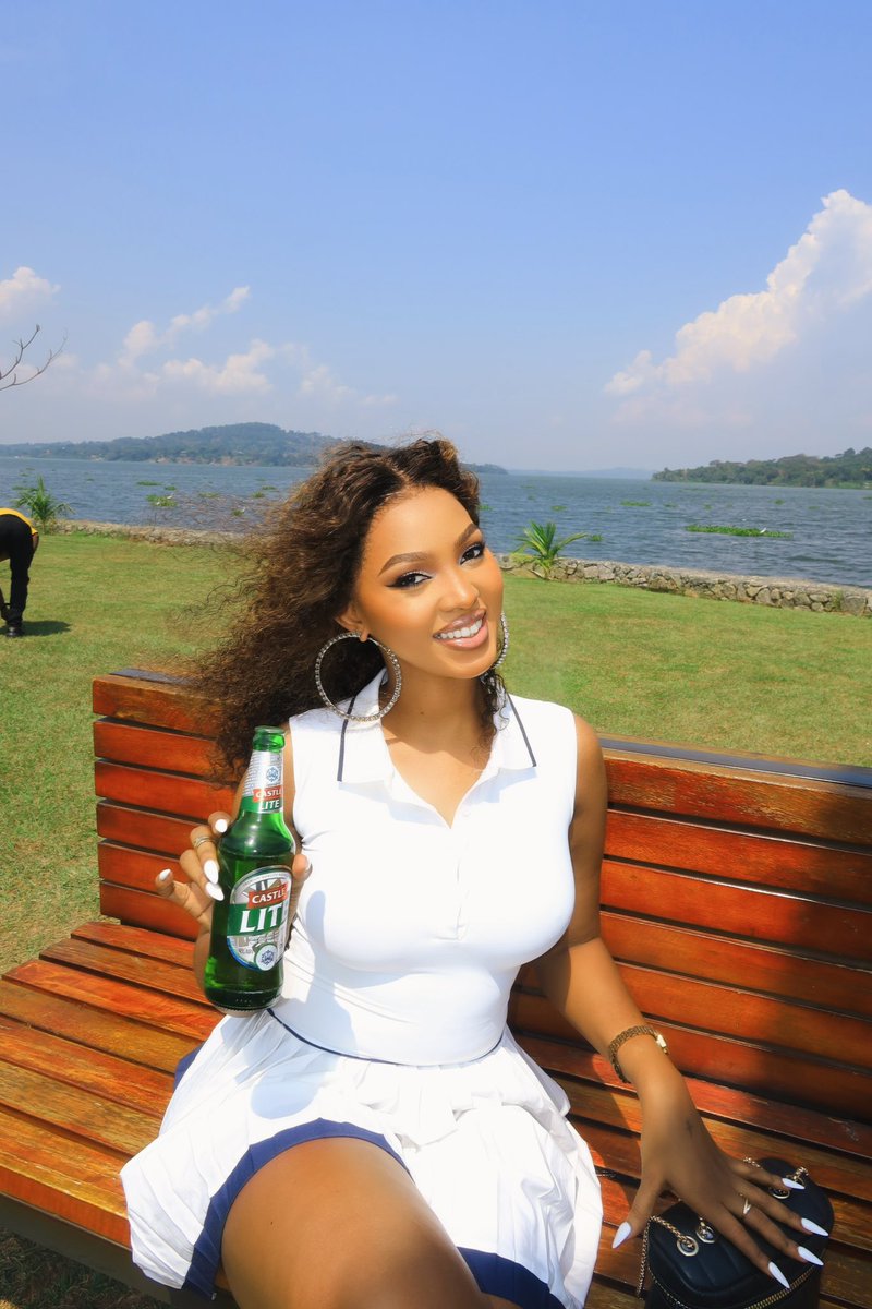 SpiceDianaUg's tweet photo. An ice cold #Castlelite @CastleLiteUg on a Friday evening is definitely a good idea. #TryIt #Aaaahh https://t.co/M4PGusZRe0