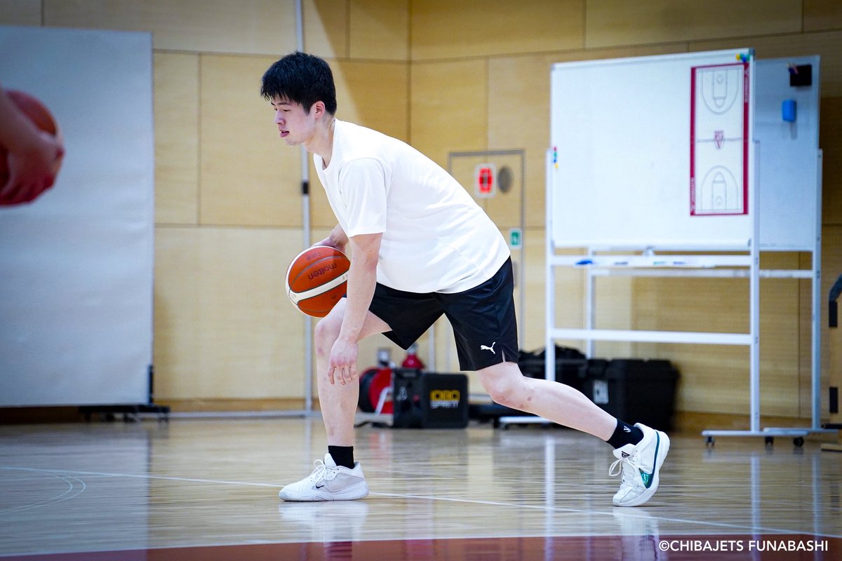 CHIBAJETS's tweet photo. #菅原佳依 選手もチームに合流しWORKOUTに参加🔥早速同い年の #金近廉 選手と切磋琢磨しながらシューティングに励む様子も🤝🏻❤️‍🔥新たなピースとして #千葉ジェッツ に加わった菅原選手へ熱い #声炎 をよろしくお願いいたします🛫 https://t.co/hEipptRoRG