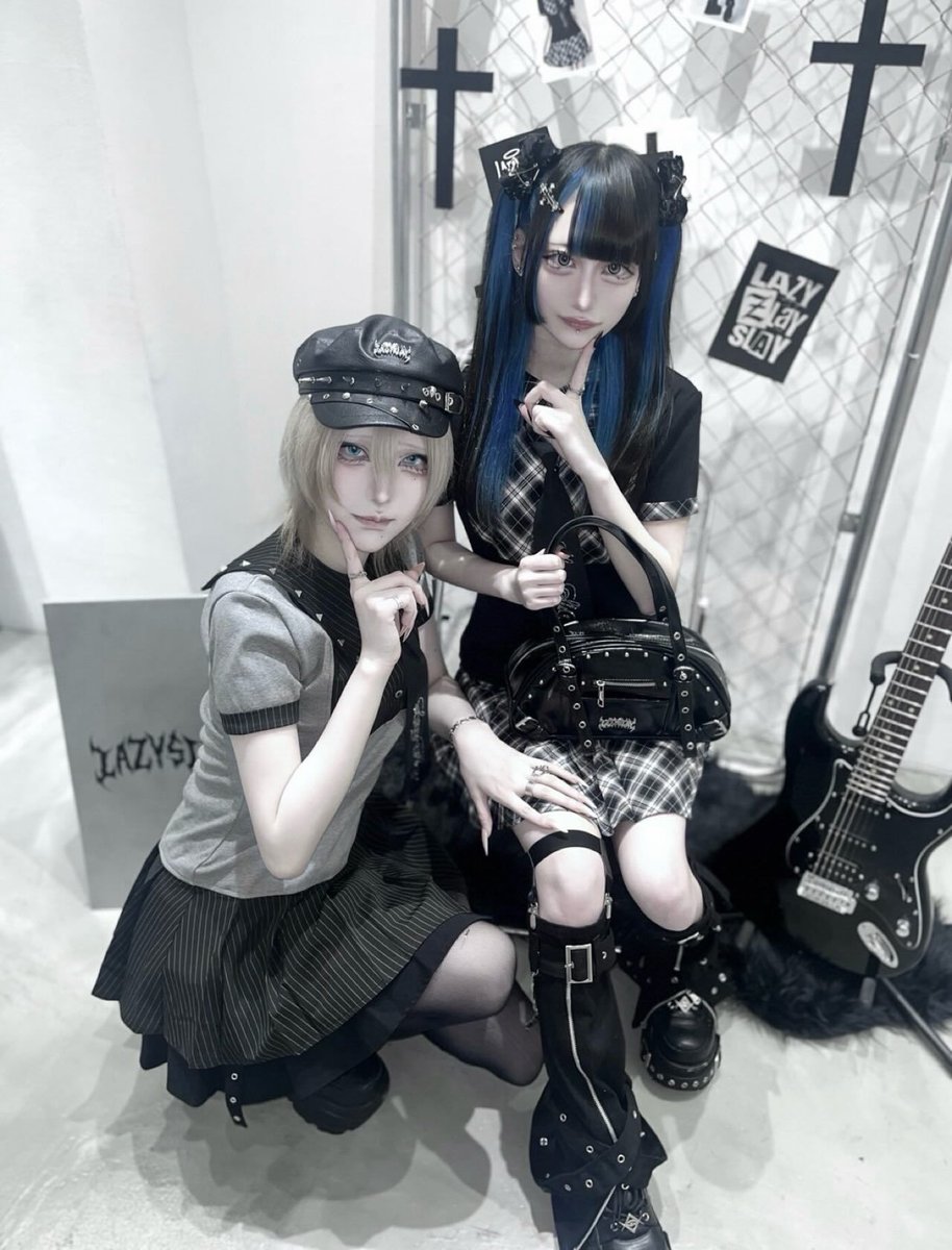 おそろいで着たい🖤 ／ 甘くて少しダークな双子コーデ⛓️ 色違いで