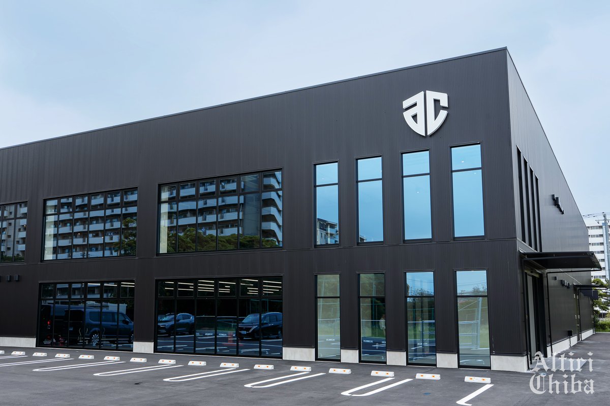 altiri_chiba's tweet photo. 【ご報告】
本日、新練習施設「HULIC PERFORMANCE CENTER」の完成を記念し、オープニングセレモニーを開催いたしましたので、ご報告いたします。
セレモニーでは、関係者の皆さまよりご挨拶をいただき、神谷俊一市長と長谷川智也選手によるファーストシュートが執り行われました。

新たな活動拠点から、地域の皆さまとともに歩み、さらなる高みを目指してまいります。
今後とも、アルティーリ千葉への温かいご声援をよろしくお願いいたします。

詳細はこちら：https://t.co/DQAY7lWbtv
#アルティーリ千葉
